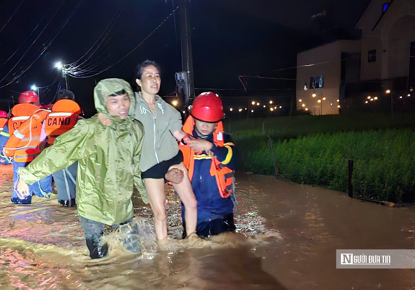 Xuyên đêm sơ tán dân khỏi vùng lũ ở Lâm Đồng- Ảnh 7.
