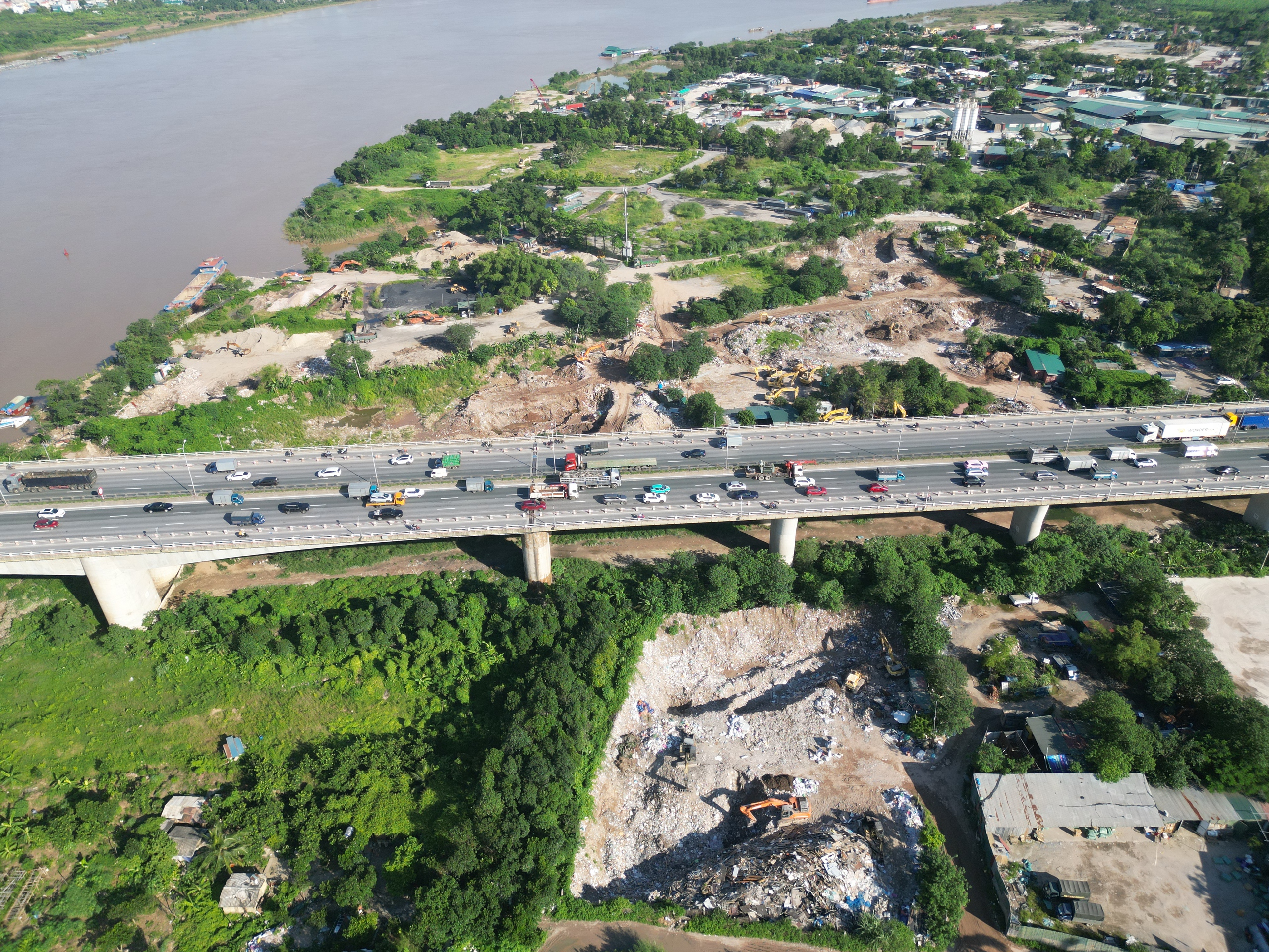 Hà Nội: Chỉ đạo xử nghiêm việc đào hố chôn lấp phế thải tại gầm cầu Thanh Trì- Ảnh 1.