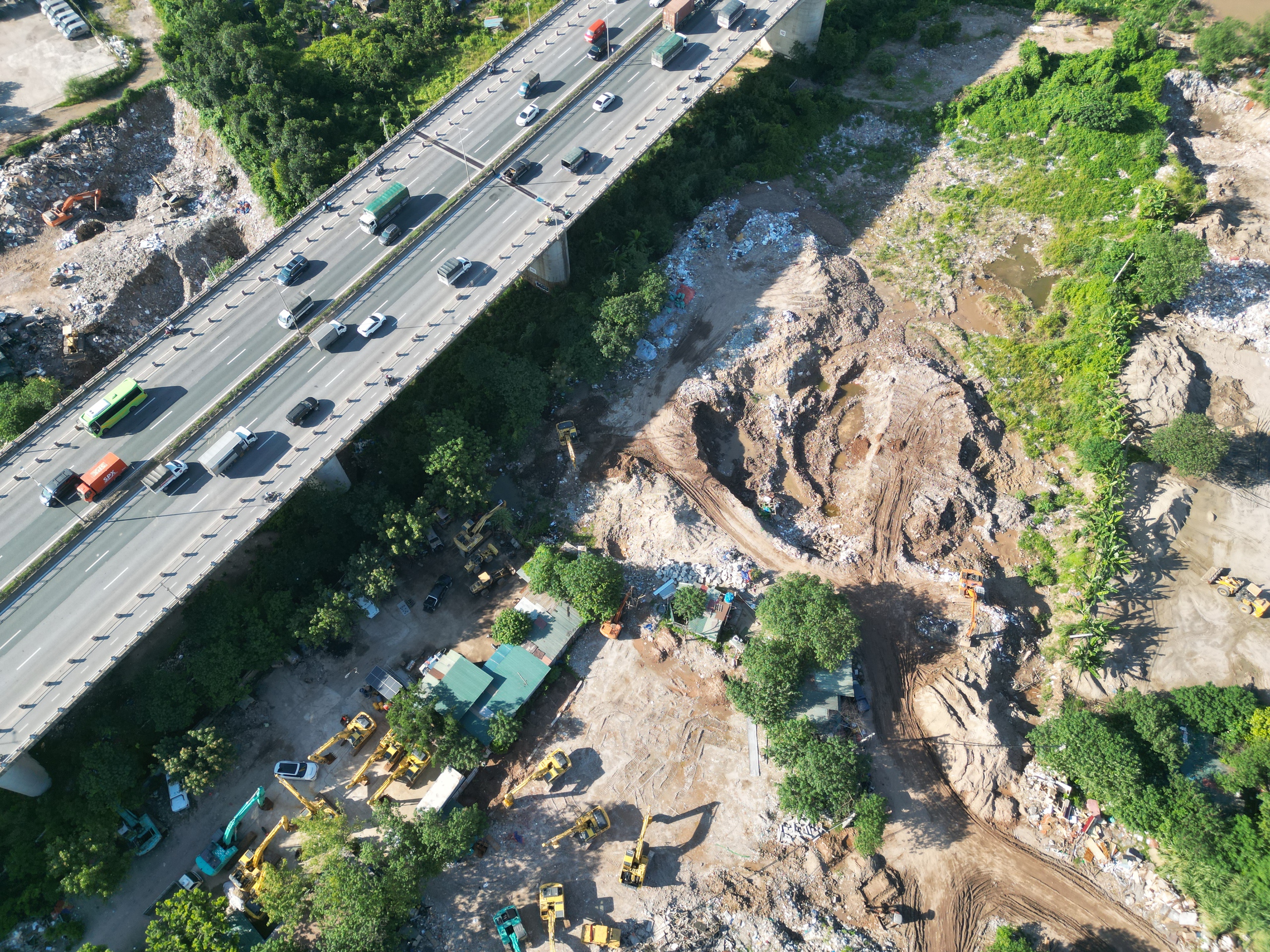 Hà Nội: Chỉ đạo xử nghiêm việc đào hố chôn lấp phế thải tại gầm cầu Thanh Trì- Ảnh 4.