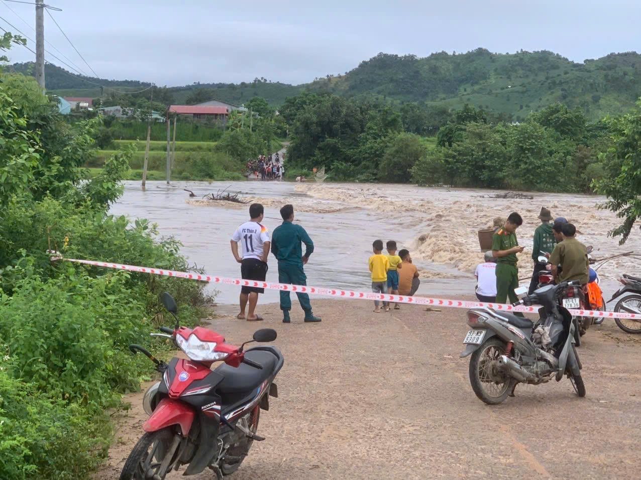 340 hộ dân ở Gia Lai bị cô lập do mưa lớn kéo dài kết hợp với thủy điện xả lũ- Ảnh 2.