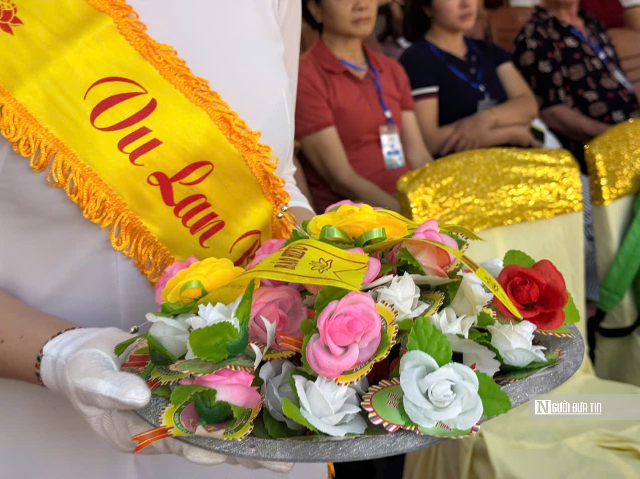Con trai khóc nức nở nói “xin lỗi” trong lễ Vu Lan báo hiếu- Ảnh 4. Con trai khóc nức nở nói “xin lỗi” trong lễ Vu Lan báo hiếu- Ảnh 4.