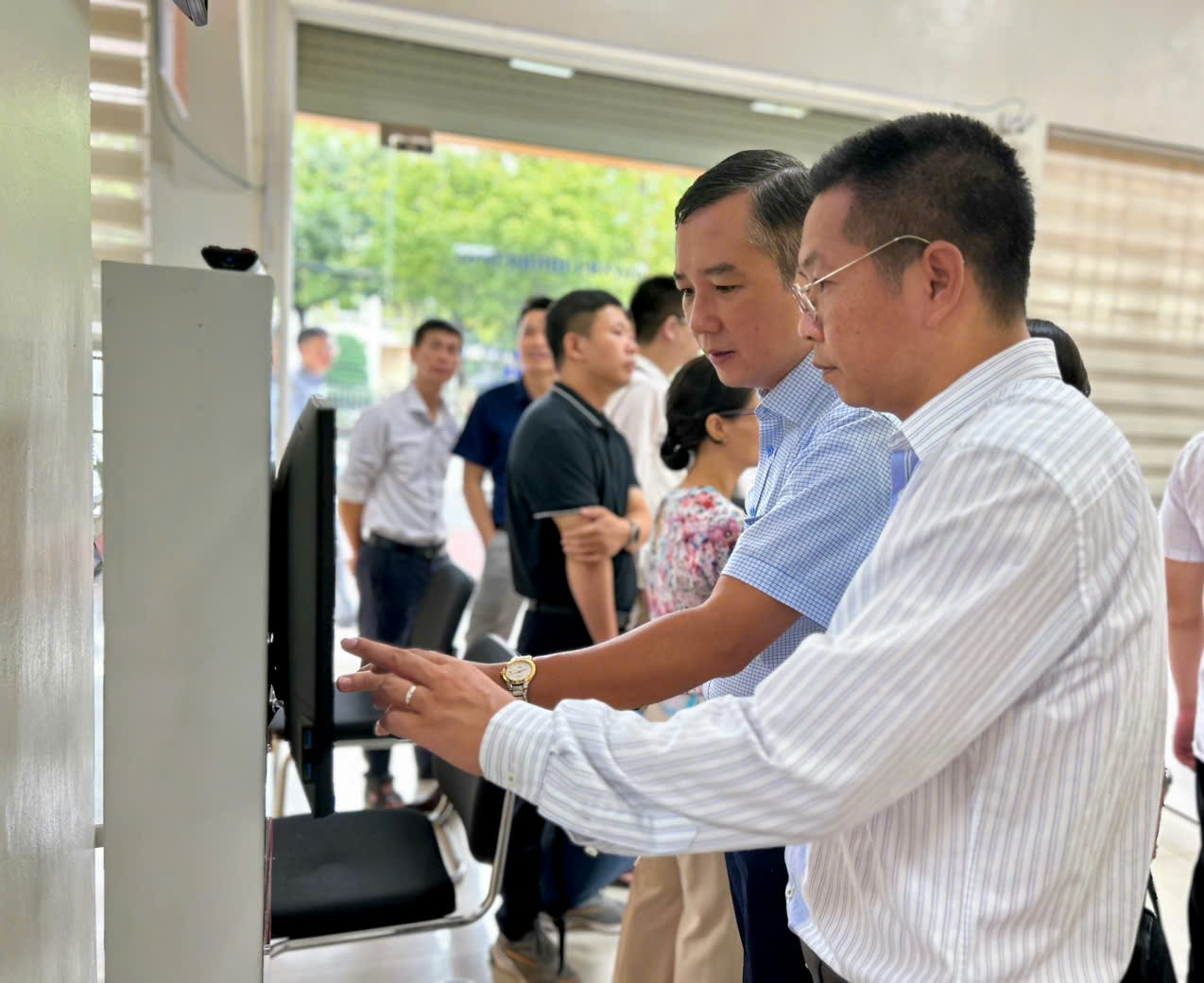 Công nghệ trở thành trợ thủ đắc lực tại các Trung tâm phục vụ hành chính công- Ảnh 2. Công nghệ trở thành trợ thủ đắc lực tại các Trung tâm phục vụ hành chính công- Ảnh 2.