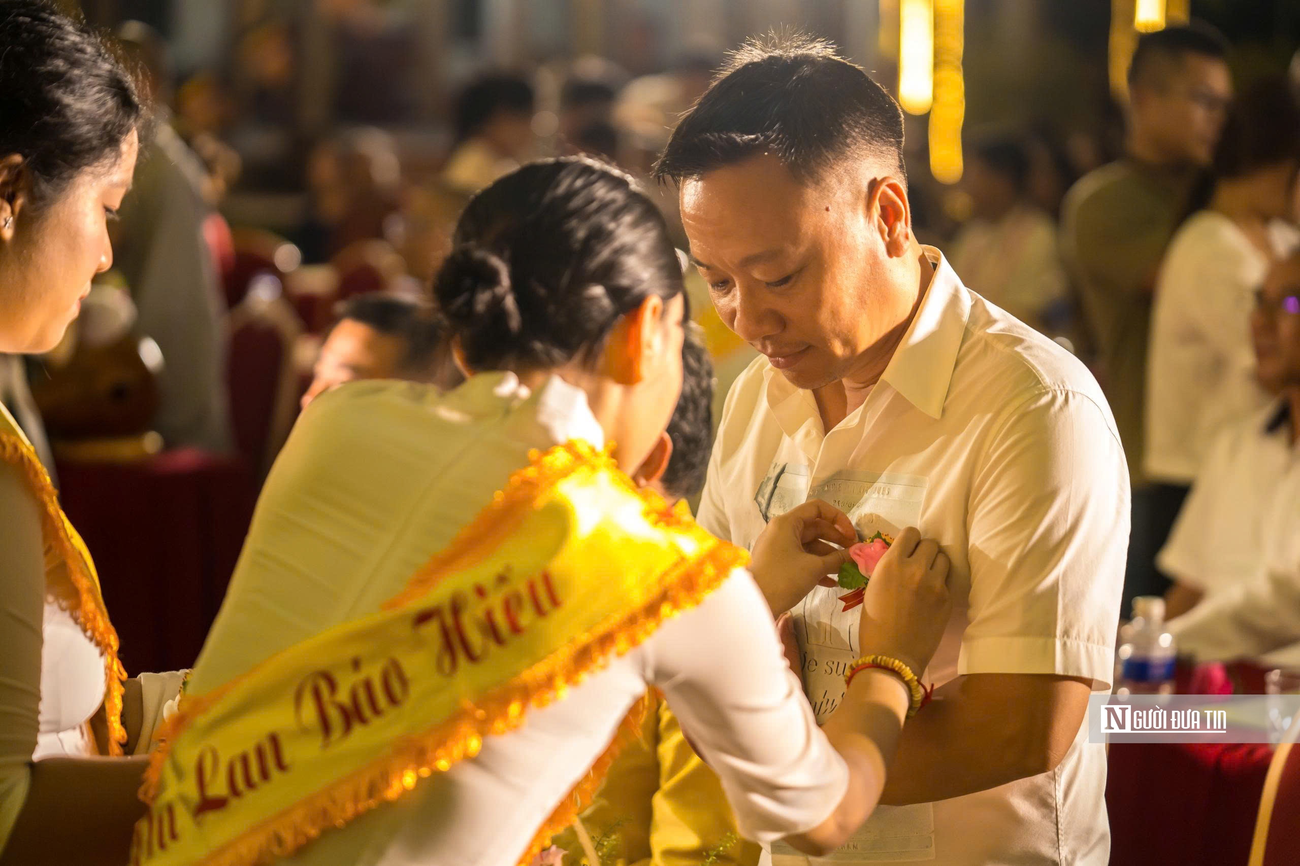 Con trai khóc nức nở nói “xin lỗi” trong lễ Vu Lan báo hiếu- Ảnh 8. Con trai khóc nức nở nói “xin lỗi” trong lễ Vu Lan báo hiếu- Ảnh 8.