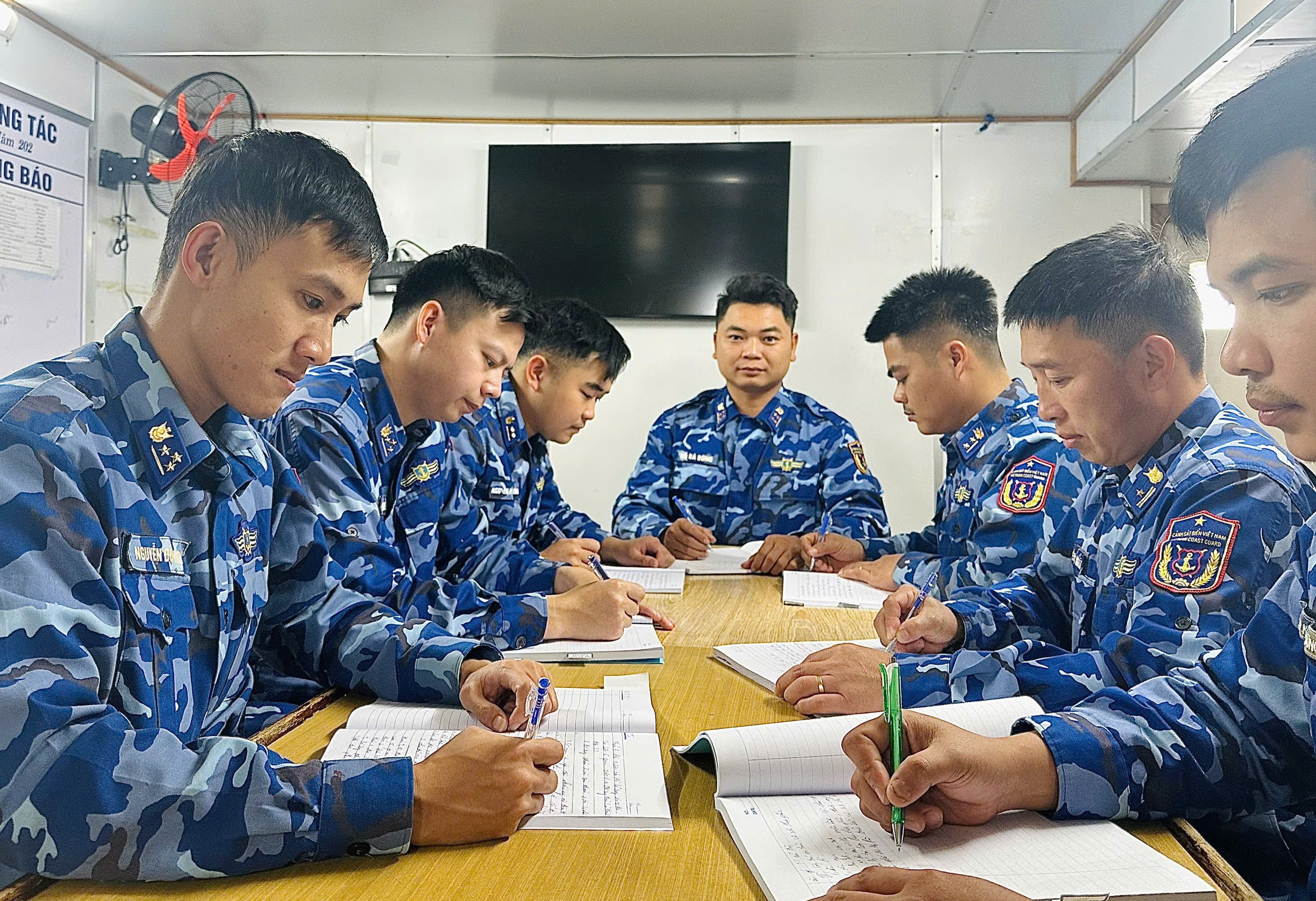 Tuổi trẻ Hải đội 211 xung kích nơi đầu sóng ngọn gió- Ảnh 1.