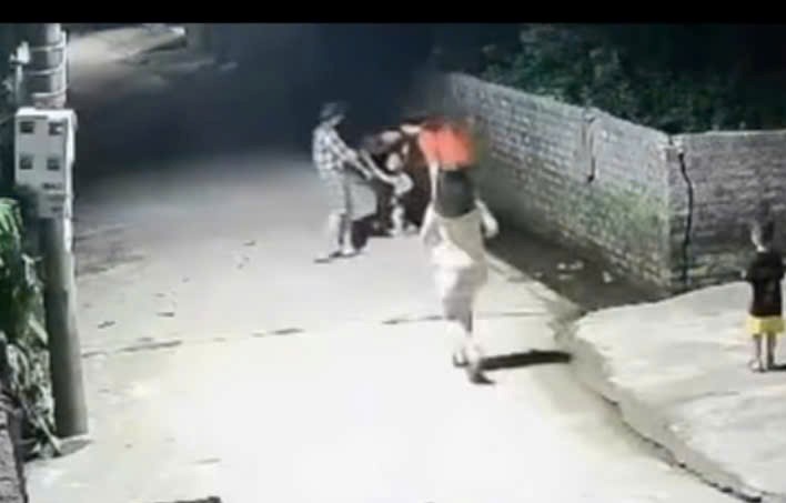 VIDEO: Bé trai 4 tuổi nhanh trí hô hoán người lớn cứu em 2 tuổi rơi xuống mương nước- Ảnh 2. VIDEO: Bé trai 4 tuổi nhanh trí hô hoán người lớn cứu em 2 tuổi rơi xuống mương nước- Ảnh 2.