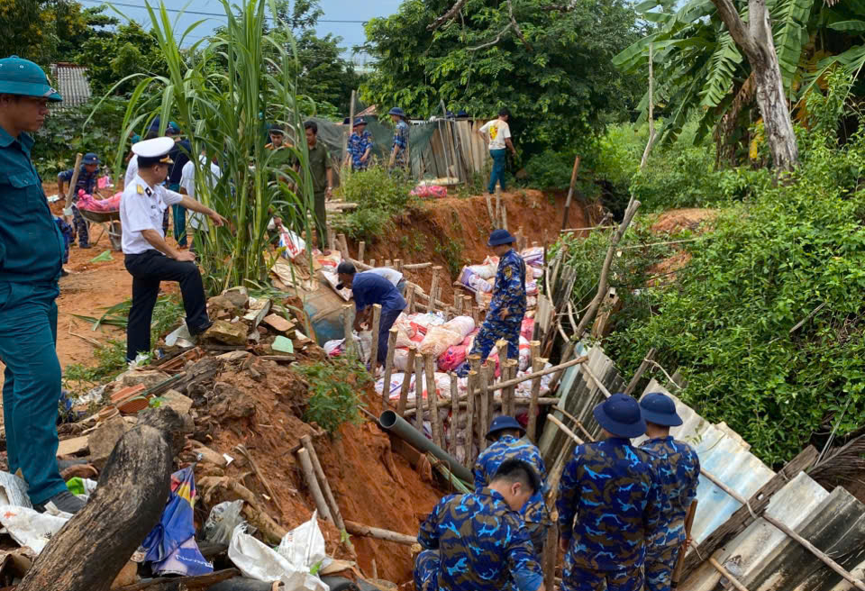 Mưa lớn và lốc xoáy gây hố sụt sâu 3,5m, nguy hiểm cho nhiều hộ dân ở Lâm Đồng- Ảnh 3. Mưa lớn và lốc xoáy gây hố sụt sâu 3,5m, nguy hiểm cho nhiều hộ dân ở Lâm Đồng- Ảnh 3.