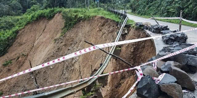 Tỉnh lộ 673 ở Quảng Ngãi bị sạt lở nghiêm trọng, lo đứt gãy mặt đường nếu mưa kéo dài- Ảnh 1. Tỉnh lộ 673 ở Quảng Ngãi bị sạt lở nghiêm trọng, lo đứt gãy mặt đường nếu mưa kéo dài- Ảnh 1.