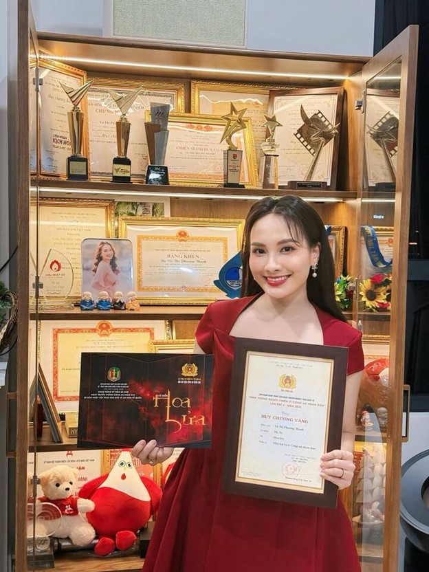 Nữ diễn viên "Về nhà đi con" sau thời gian dài vắng bóng, giờ là Thượng úy công an, U40 viên mãn- Ảnh 3. Nữ diễn viên "Về nhà đi con" sau thời gian dài vắng bóng, giờ là Thượng úy công an, U40 viên mãn- Ảnh 3.