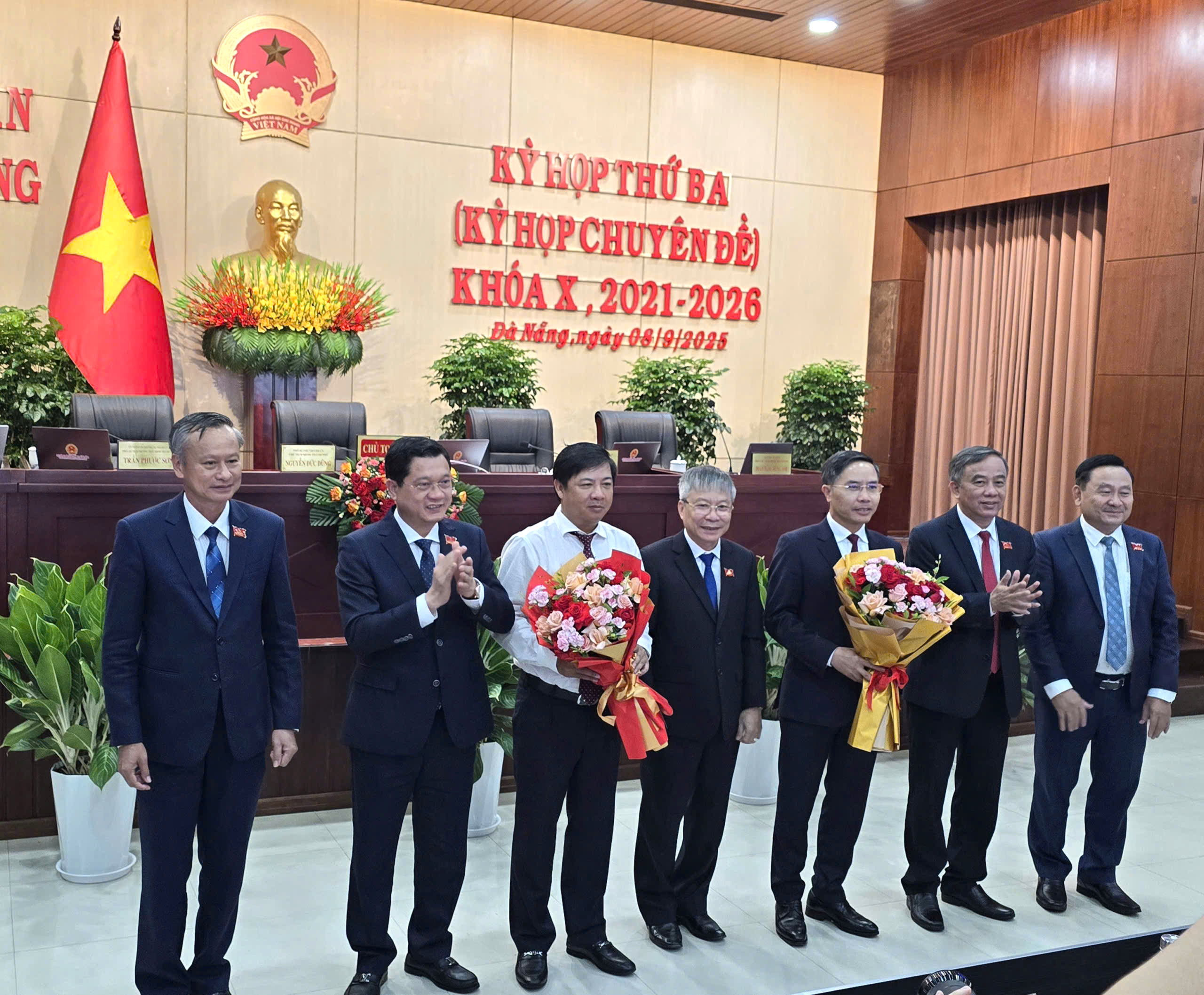 Tân Chủ tịch Đà Nẵng Phạm Đức Ấn: Sẽ tập trung tháo gỡ điểm nghẽn để khơi thông nguồn lực- Ảnh 3. Tân Chủ tịch Đà Nẵng Phạm Đức Ấn: Sẽ tập trung tháo gỡ điểm nghẽn để khơi thông nguồn lực- Ảnh 3.