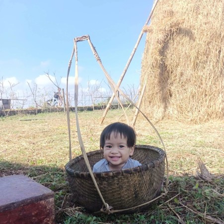 Diễn viên nhí 2 tuổi ngồi khóc thét bên thi thể mẹ trong "Mưa đỏ" gây ấn tượng - Ảnh 5.