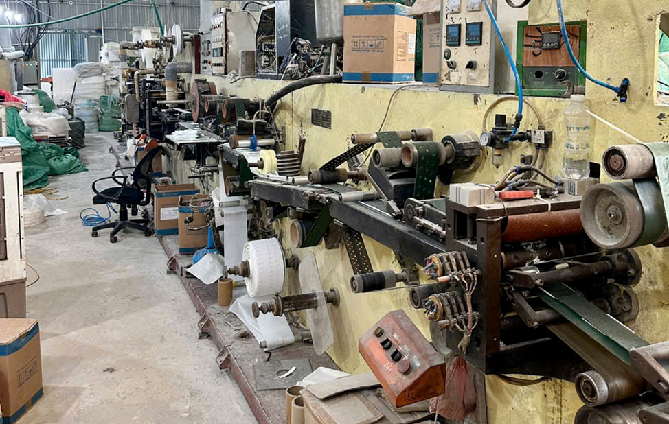 Phát hiện cơ sở sản xuất bỉm trẻ em và băng vệ sinh giả mạo nhiều nhãn hiệu nổi tiếng- Ảnh 4.