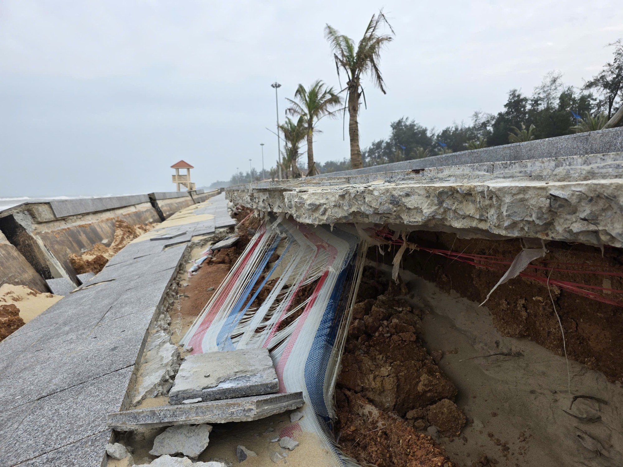 Sóng đánh tan hoang kè biển, phá vỡ cảnh quan du lịch  - Ảnh 5.