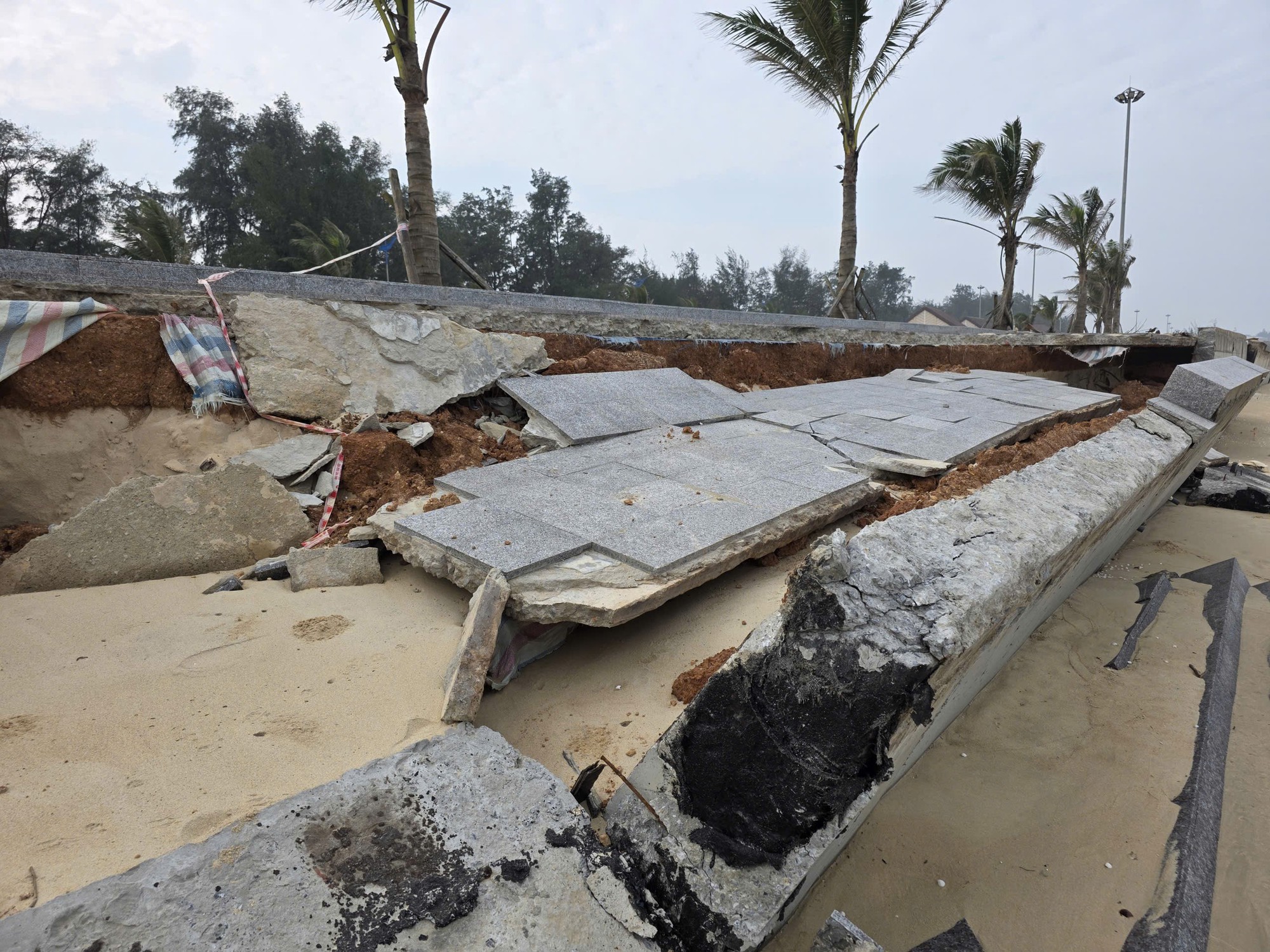 Sóng đánh tan hoang kè biển, phá vỡ cảnh quan du lịch  - Ảnh 4.