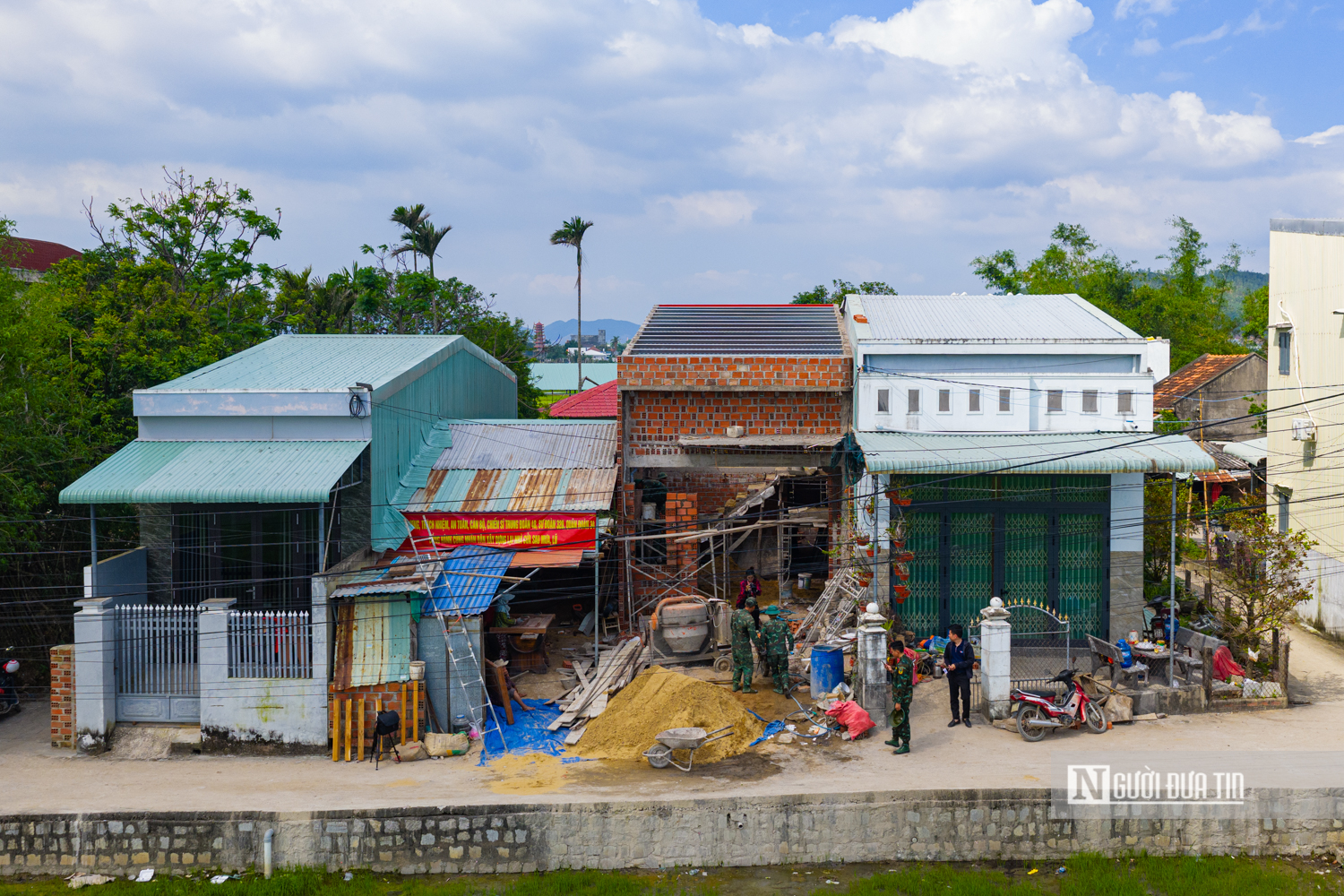 Ch&ugrave;m ảnh: Bộ đội xuy&ecirc;n ng&agrave;y nghỉ quyết t&acirc;m dựng lại nh&agrave; cho người d&acirc;n tại Gia Lai- Ảnh 1.