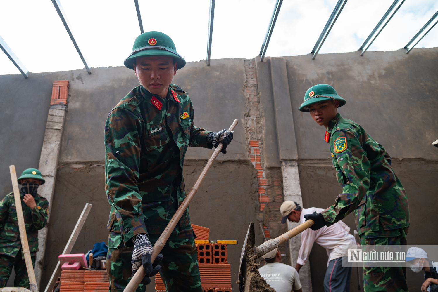 Ch&ugrave;m ảnh: Bộ đội xuy&ecirc;n ng&agrave;y nghỉ quyết t&acirc;m dựng lại nh&agrave; cho người d&acirc;n tại Gia Lai- Ảnh 2.