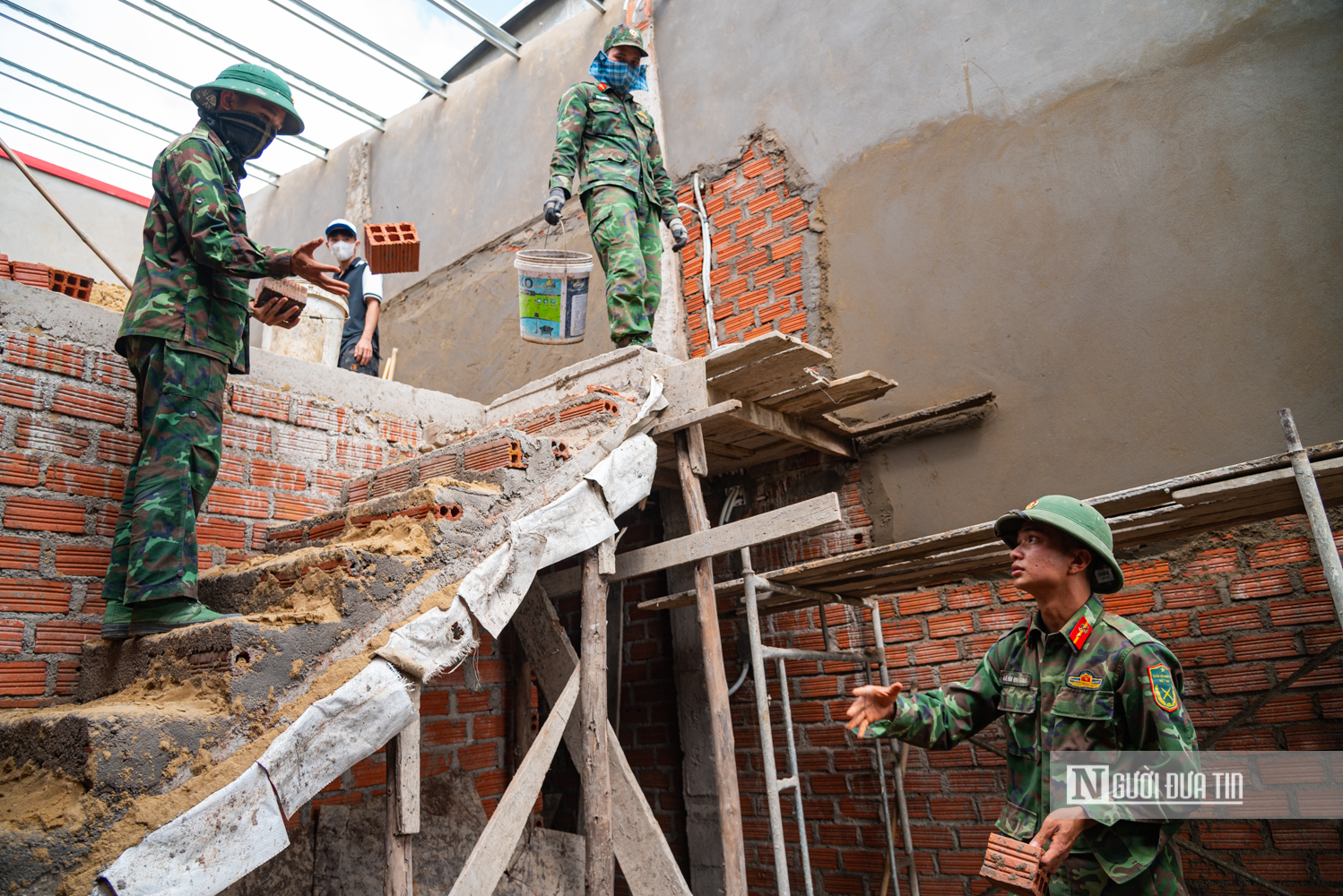 Ch&ugrave;m ảnh: Bộ đội xuy&ecirc;n ng&agrave;y nghỉ quyết t&acirc;m dựng lại nh&agrave; cho người d&acirc;n tại Gia Lai- Ảnh 5.