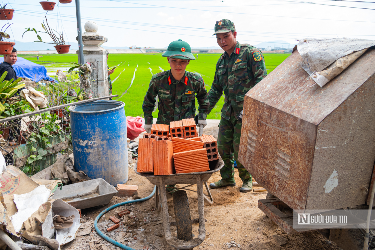 Ch&ugrave;m ảnh: Bộ đội xuy&ecirc;n ng&agrave;y nghỉ quyết t&acirc;m dựng lại nh&agrave; cho người d&acirc;n tại Gia Lai- Ảnh 4.