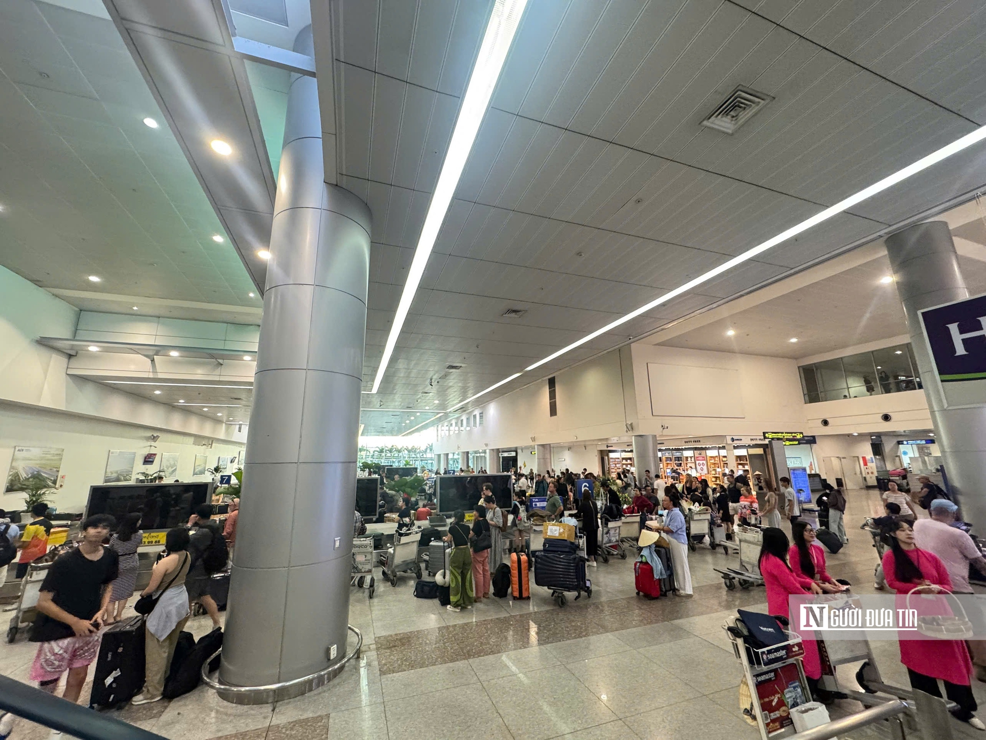 Hàng ngàn lượt khách “xông đất” Tp.HCM qua cửa ngõ Tân Sơn Nhất ngày đầu năm 2026 - Ảnh 2.