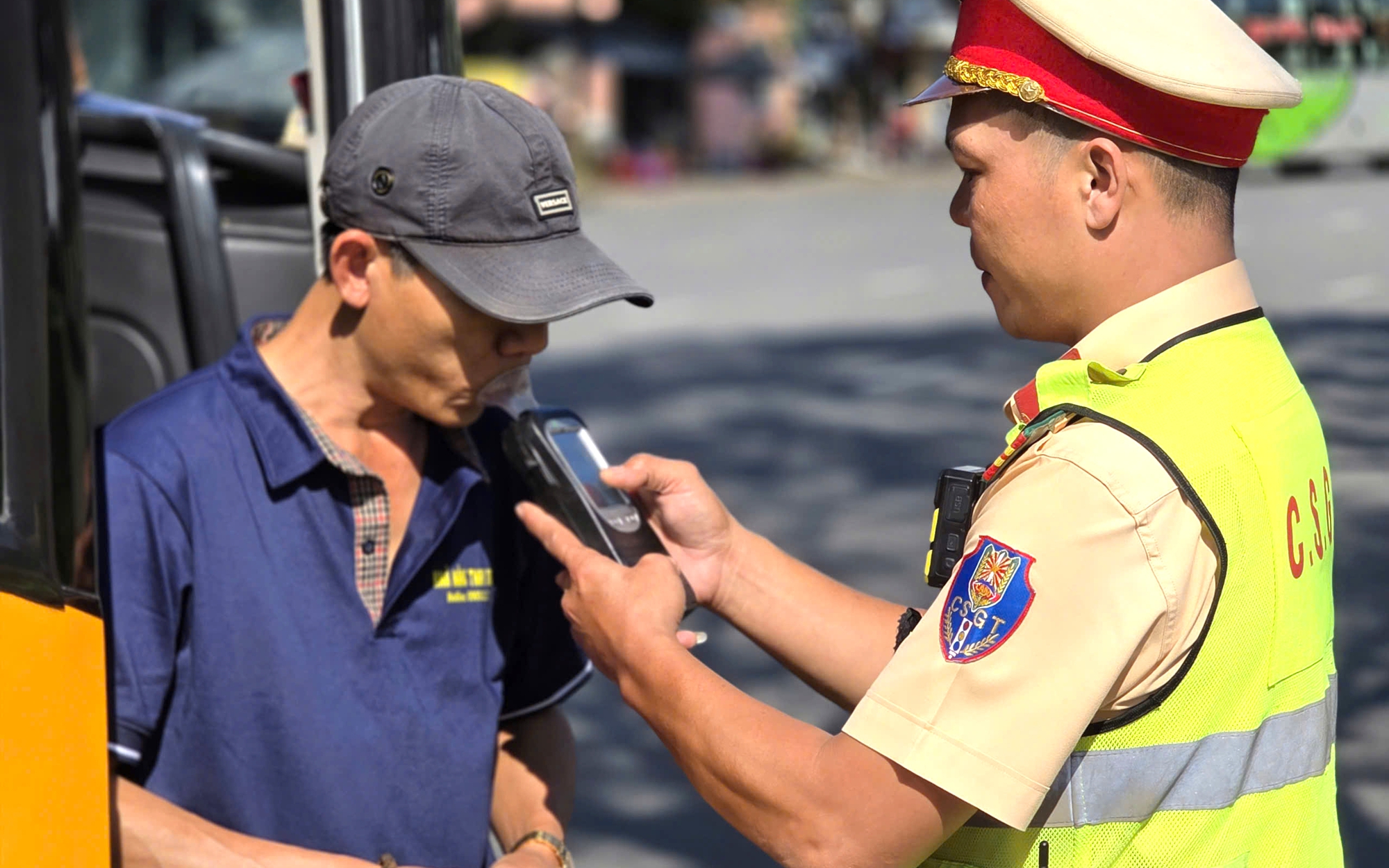 Từ xử phạt vi phạm đến giúp dân tìm lại tài sản, CSGT Đà Nẵng nhận nhiều thư cảm ơn- Ảnh 4. Từ xử phạt vi phạm đến giúp dân tìm lại tài sản, CSGT Đà Nẵng nhận nhiều thư cảm ơn- Ảnh 4.