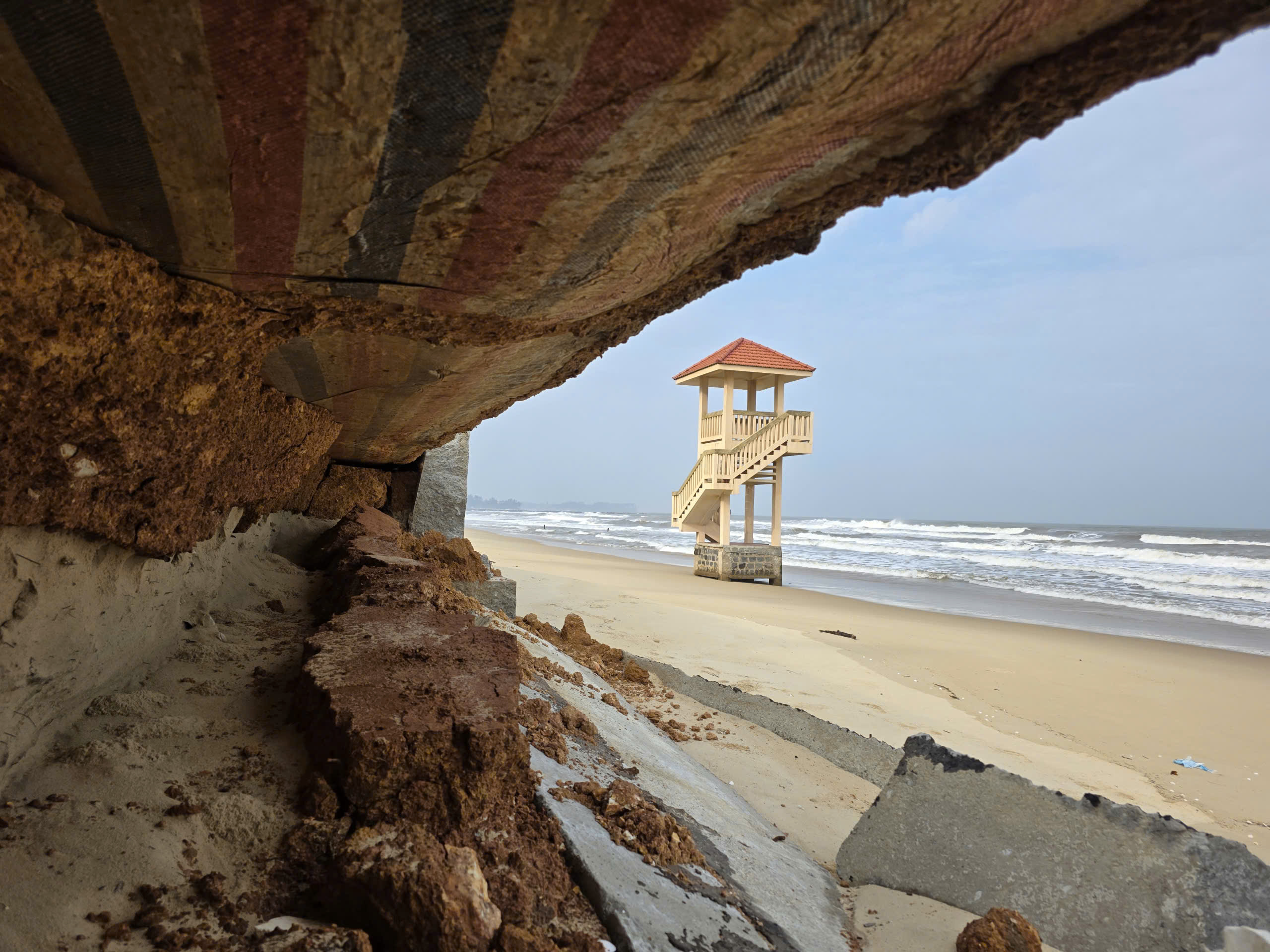 Sóng đánh tan hoang kè biển, phá vỡ cảnh quan du lịch  - Ảnh 6.