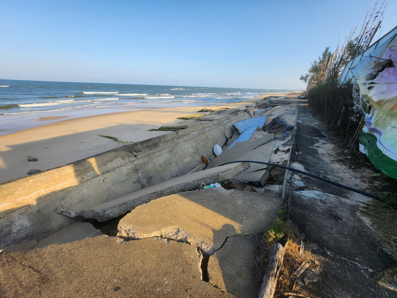 Sóng đánh tan hoang kè biển, phá vỡ cảnh quan du lịch  - Ảnh 2.