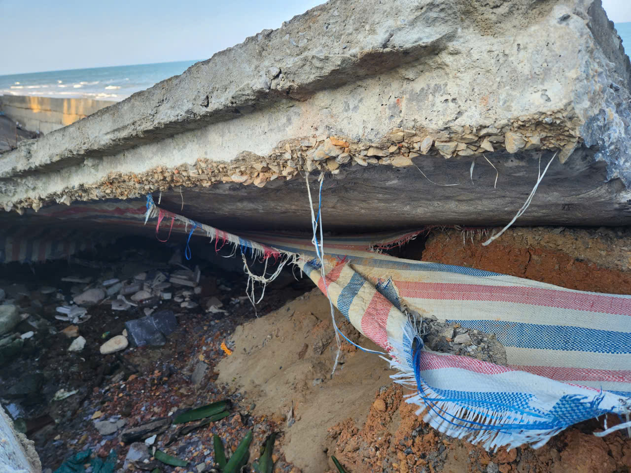 Sóng đánh tan hoang kè biển, phá vỡ cảnh quan du lịch  - Ảnh 3.