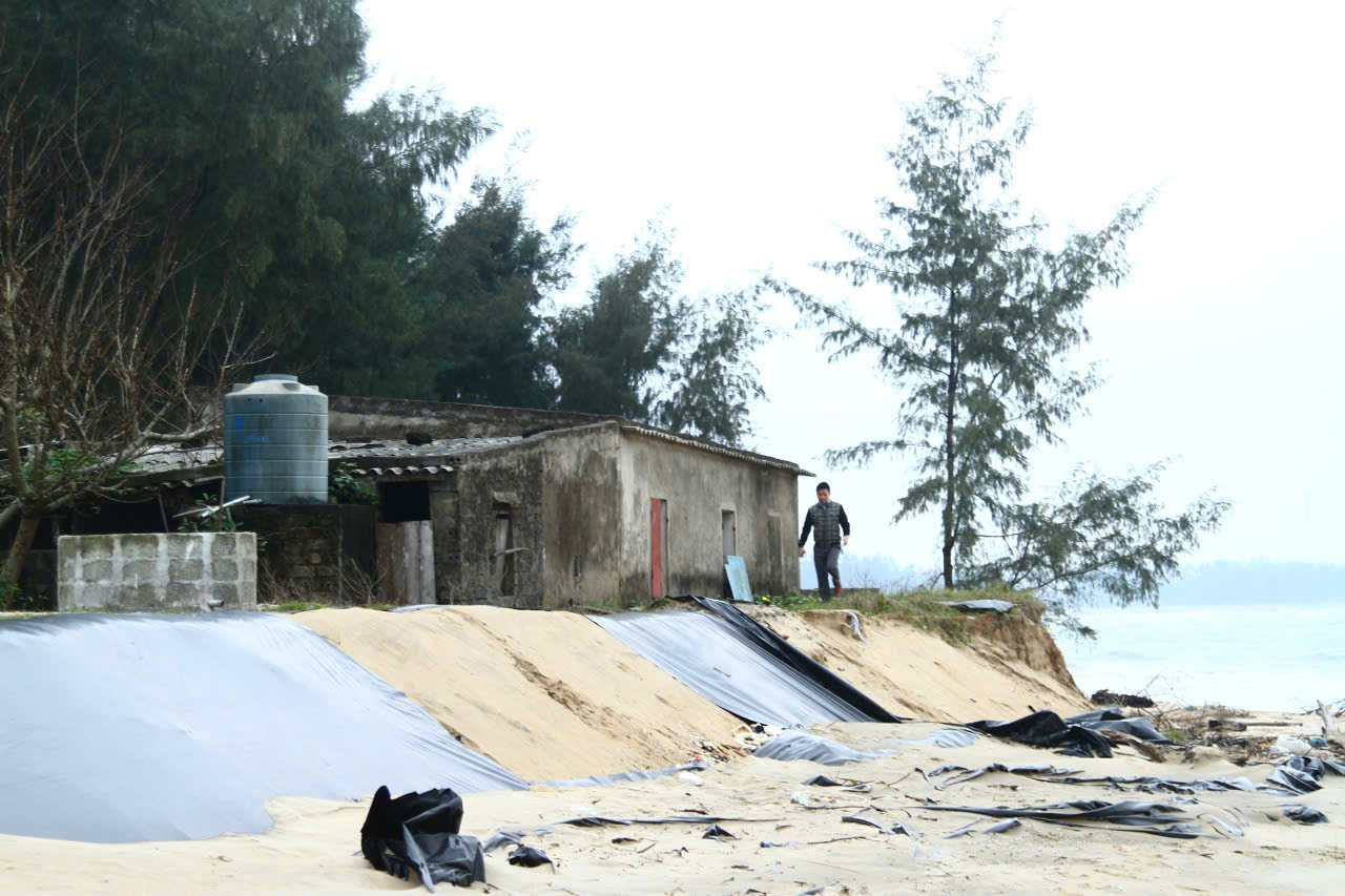 Sóng đánh tan hoang kè biển, phá vỡ cảnh quan du lịch  - Ảnh 8.