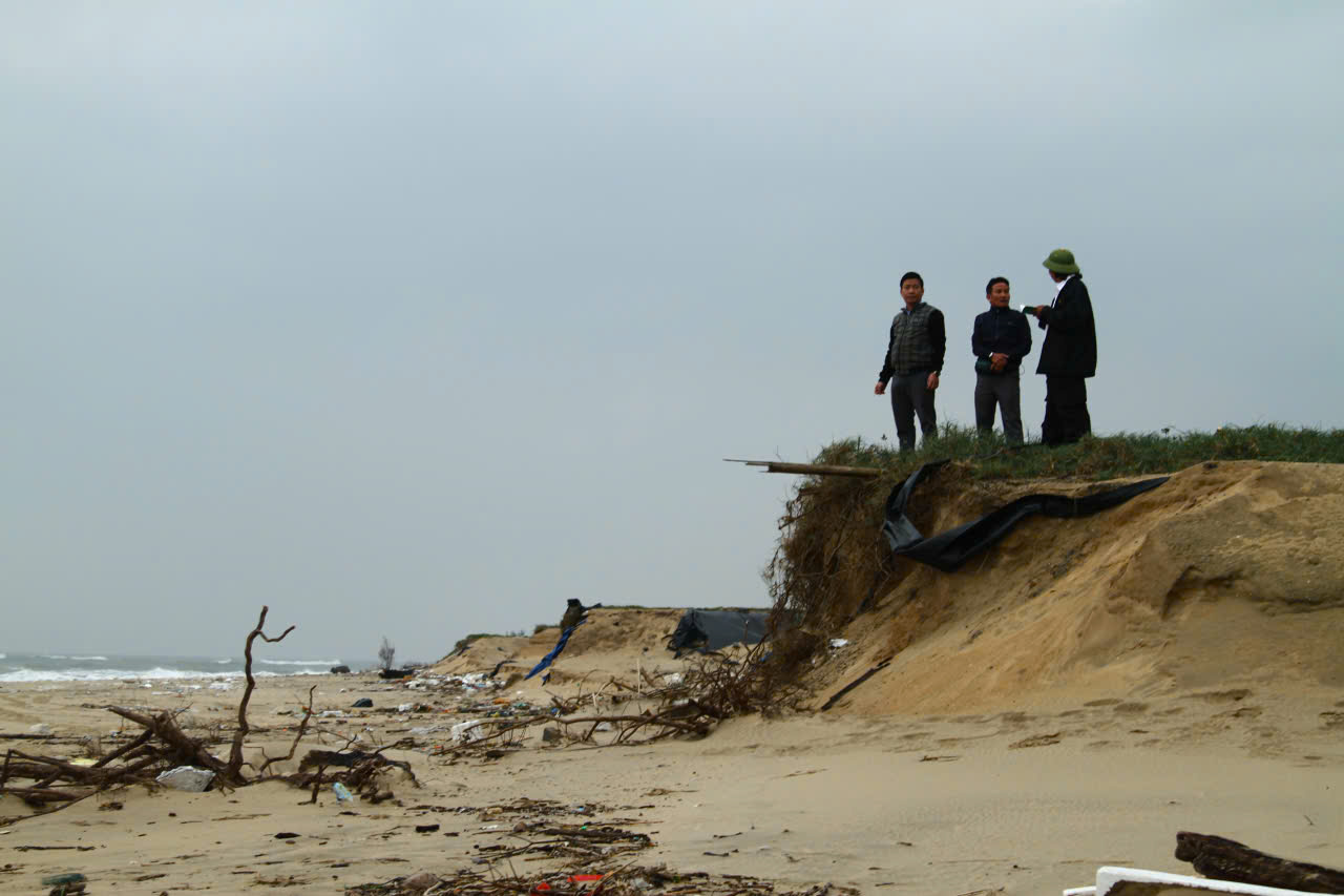 Sóng đánh tan hoang kè biển, phá vỡ cảnh quan du lịch  - Ảnh 9.