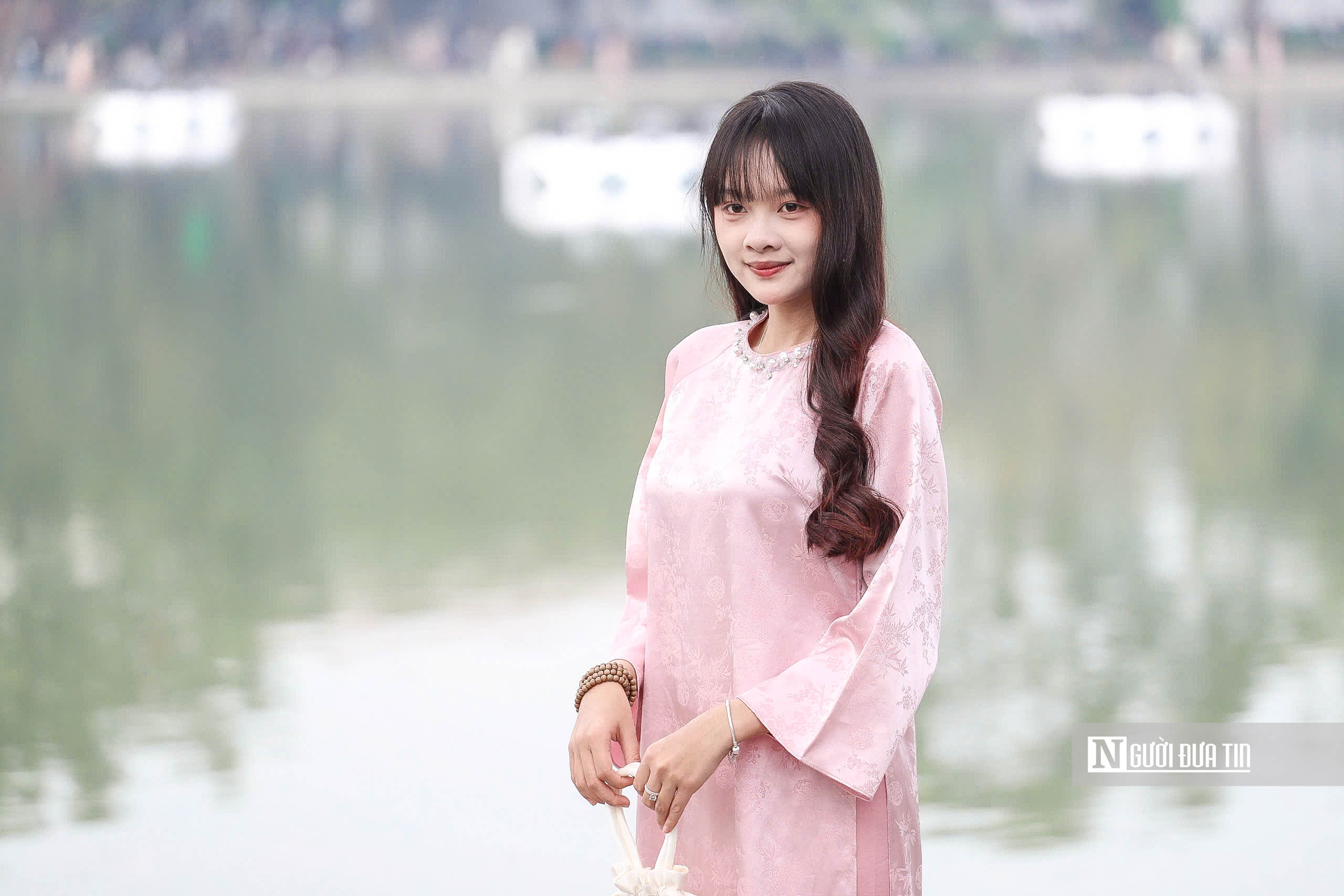 Người d&acirc;n diện &aacute;o d&agrave;i đổ về hồ Gươm ng&agrave;y đầu năm 2026- Ảnh 8.