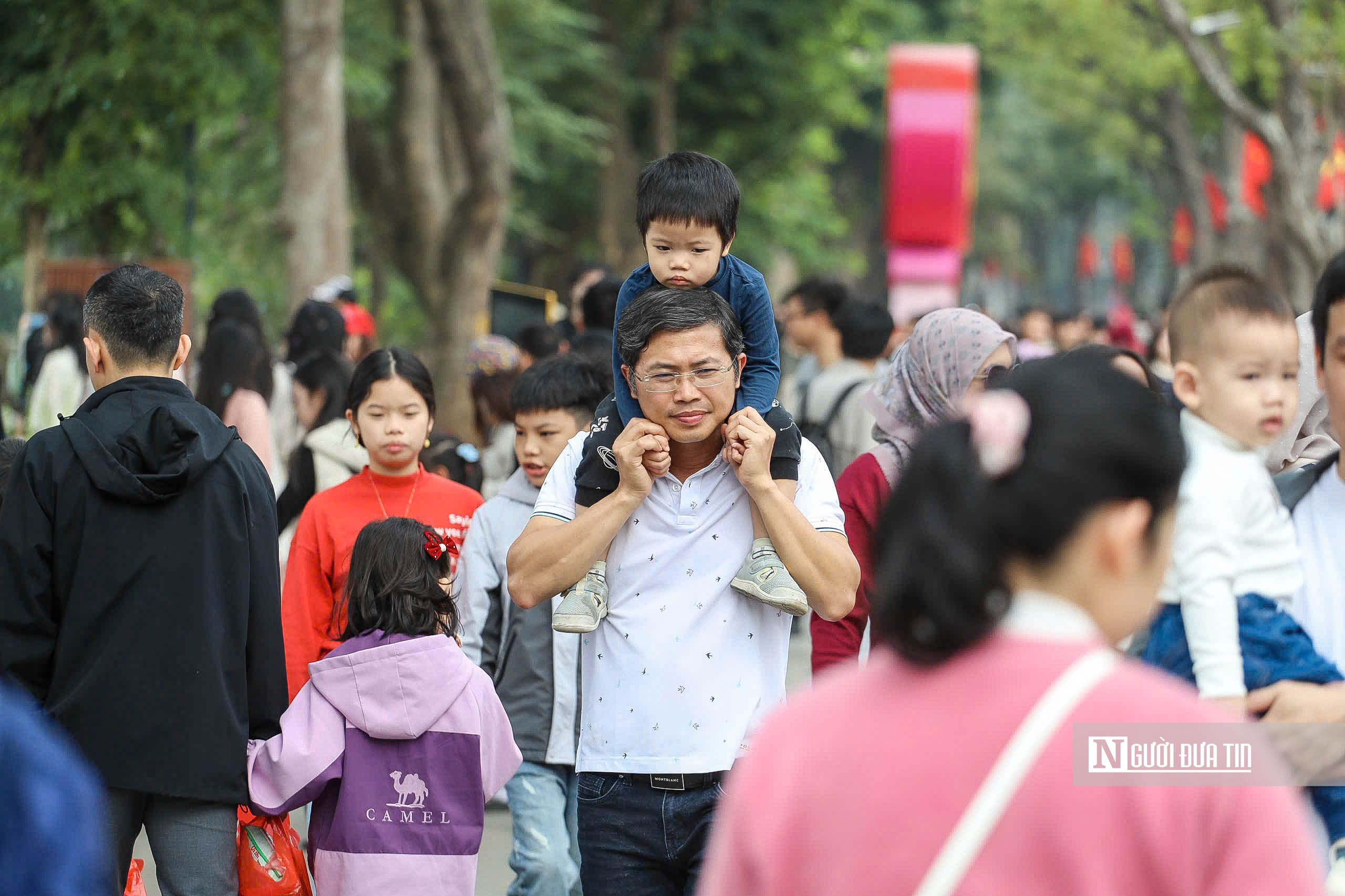 Người d&acirc;n diện &aacute;o d&agrave;i đổ về hồ Gươm ng&agrave;y đầu năm 2026- Ảnh 6.