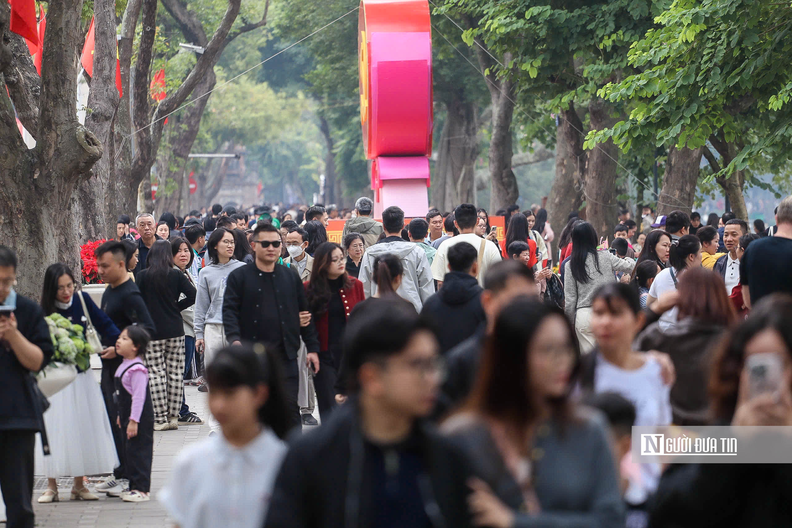 Người d&acirc;n diện &aacute;o d&agrave;i đổ về hồ Gươm ng&agrave;y đầu năm 2026- Ảnh 2.