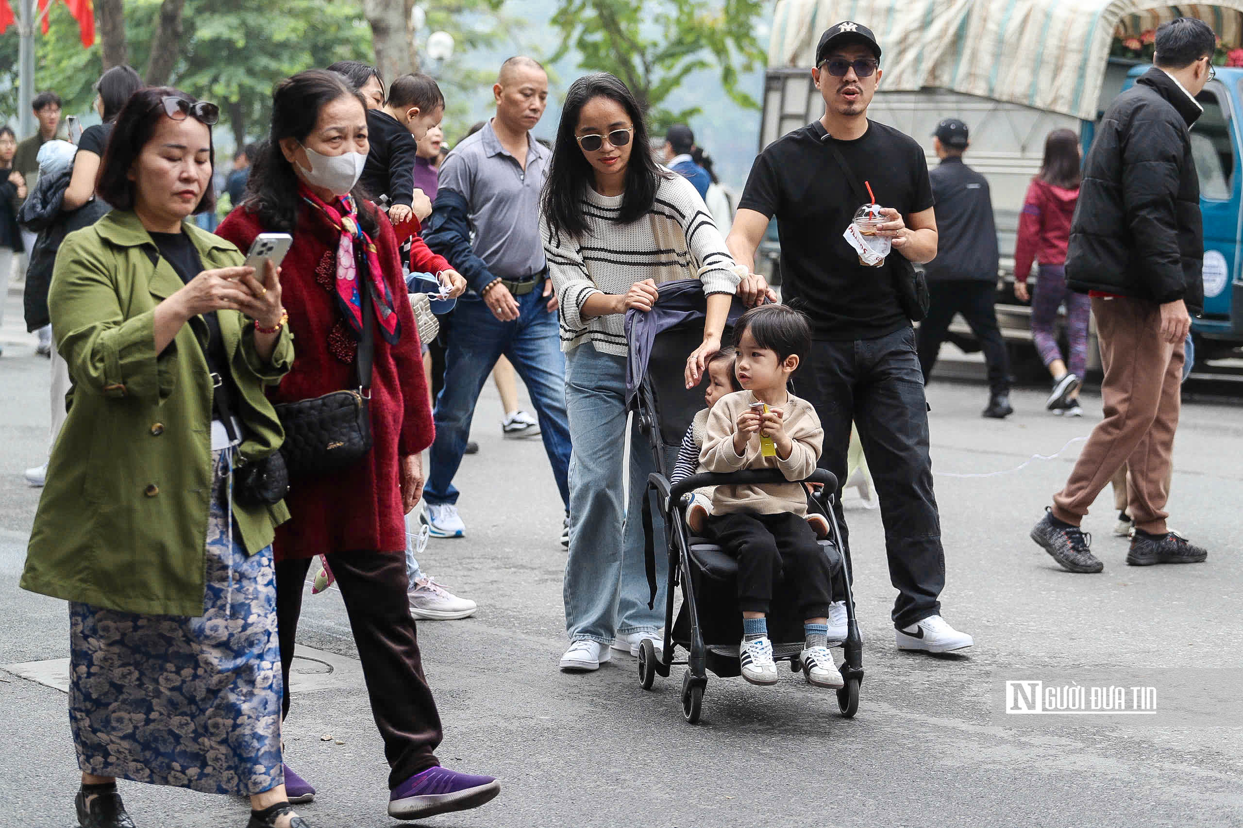 Người d&acirc;n diện &aacute;o d&agrave;i đổ về hồ Gươm ng&agrave;y đầu năm 2026- Ảnh 5.