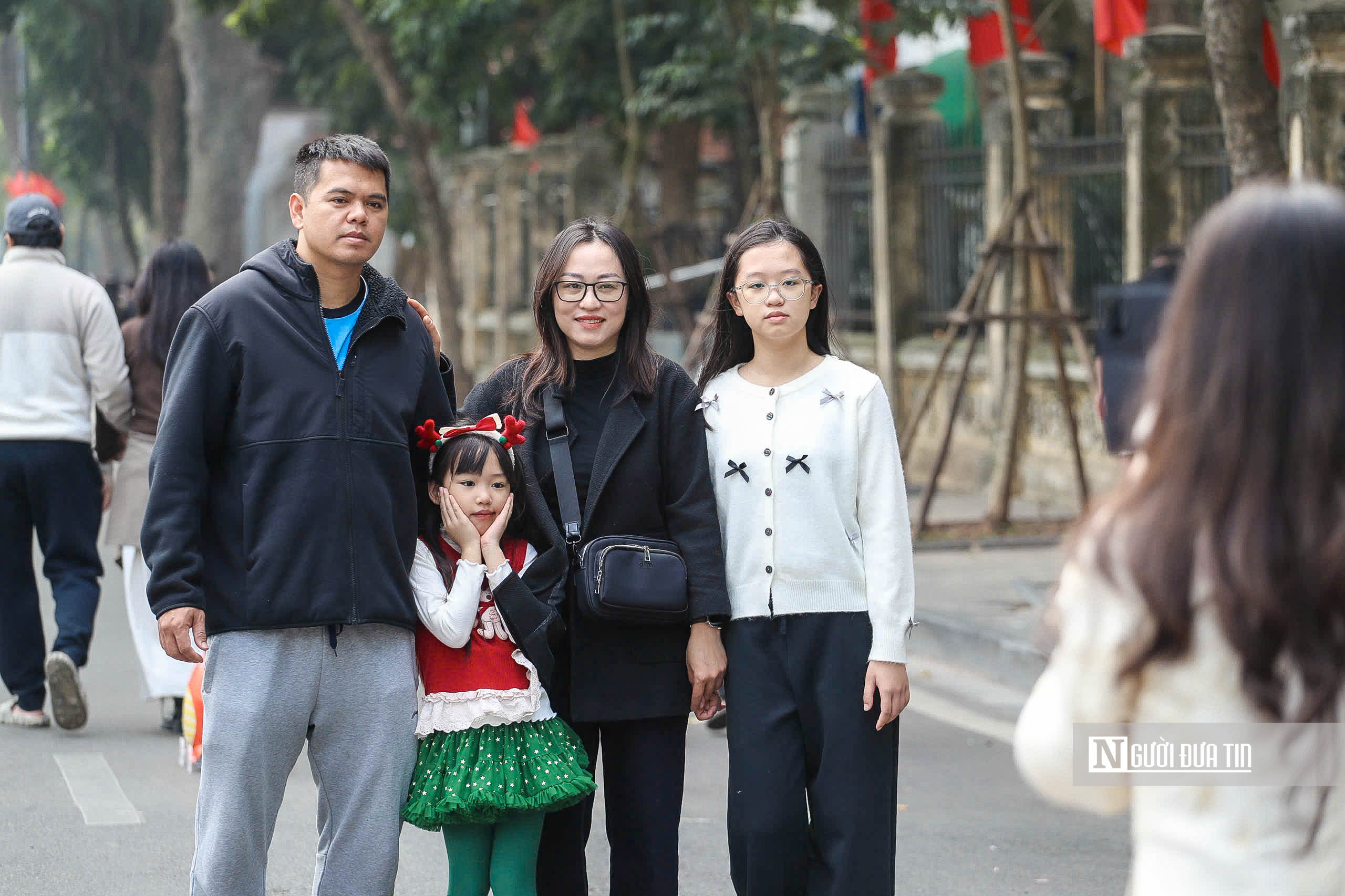 Người d&acirc;n diện &aacute;o d&agrave;i đổ về hồ Gươm ng&agrave;y đầu năm 2026- Ảnh 7.