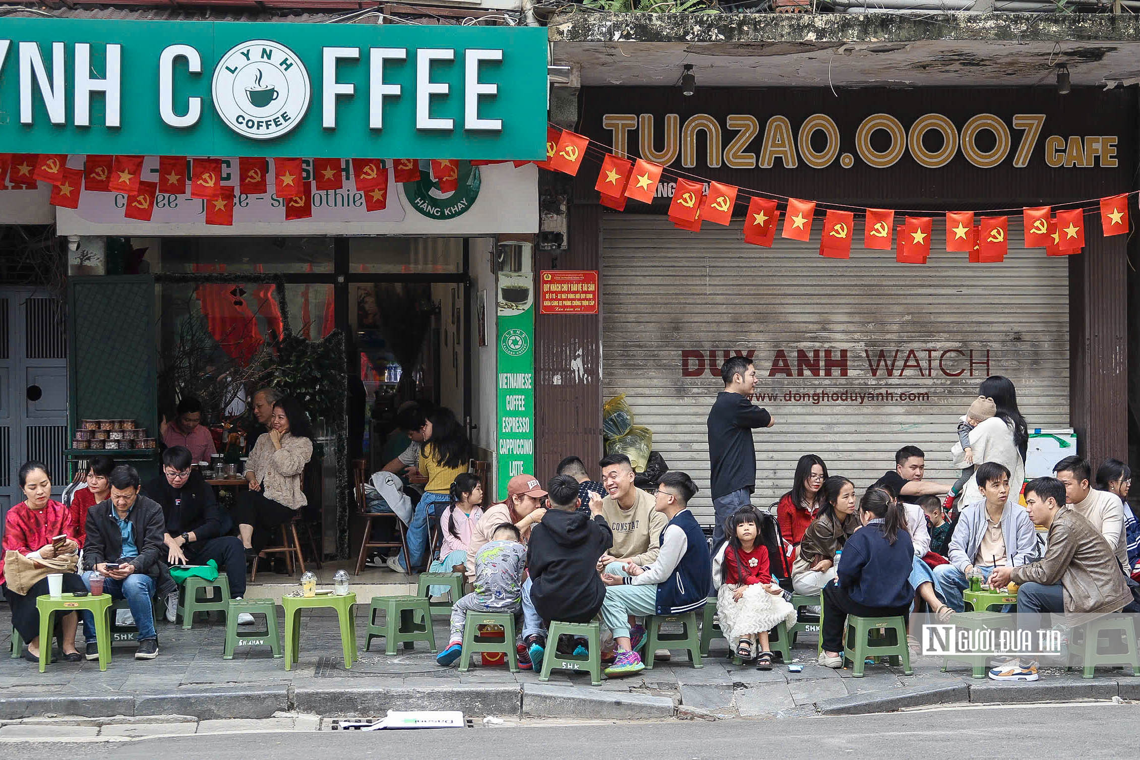 Người d&acirc;n diện &aacute;o d&agrave;i đổ về hồ Gươm ng&agrave;y đầu năm 2026- Ảnh 13.