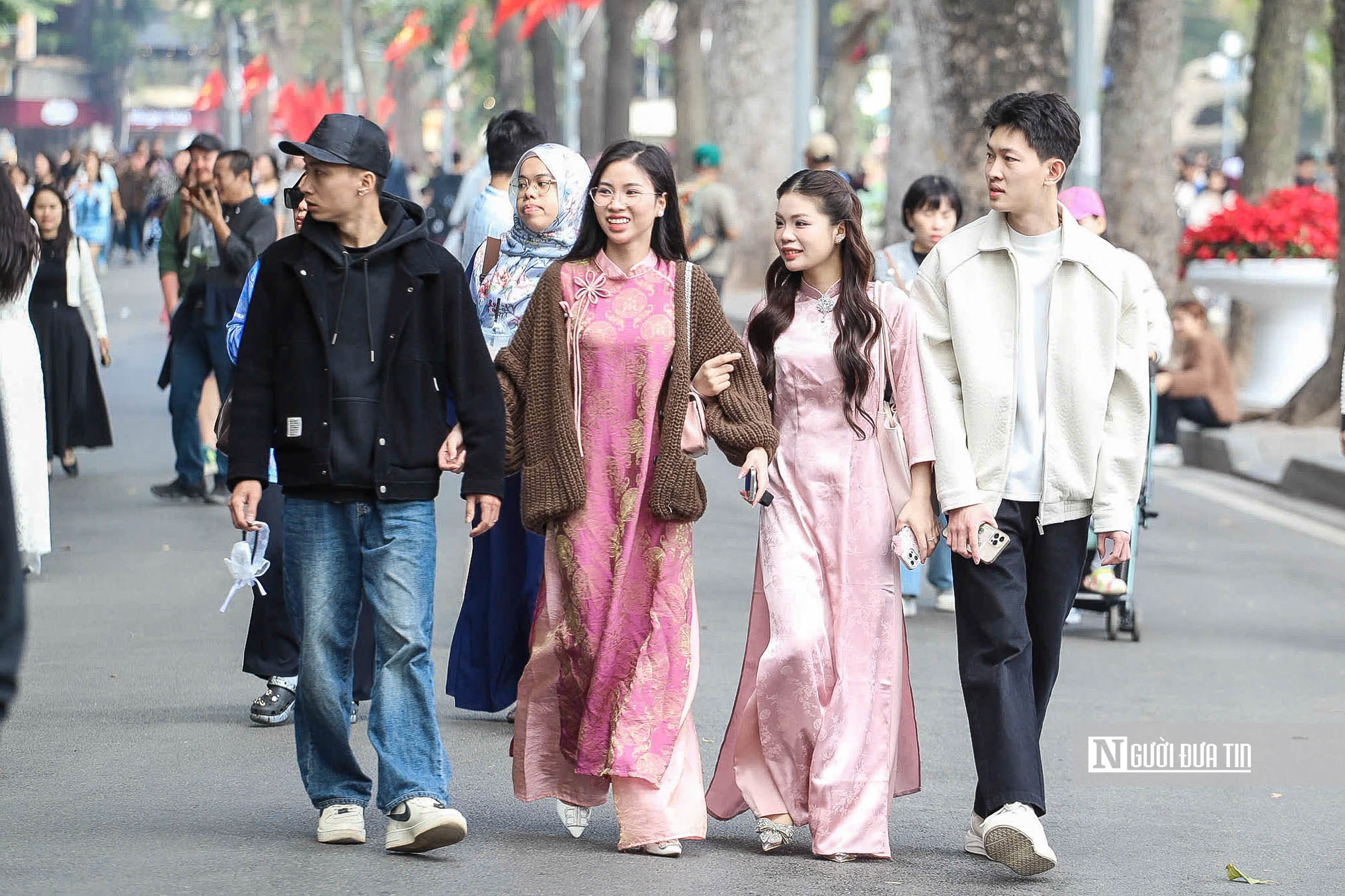 Người d&acirc;n diện &aacute;o d&agrave;i đổ về hồ Gươm ng&agrave;y đầu năm 2026- Ảnh 4.