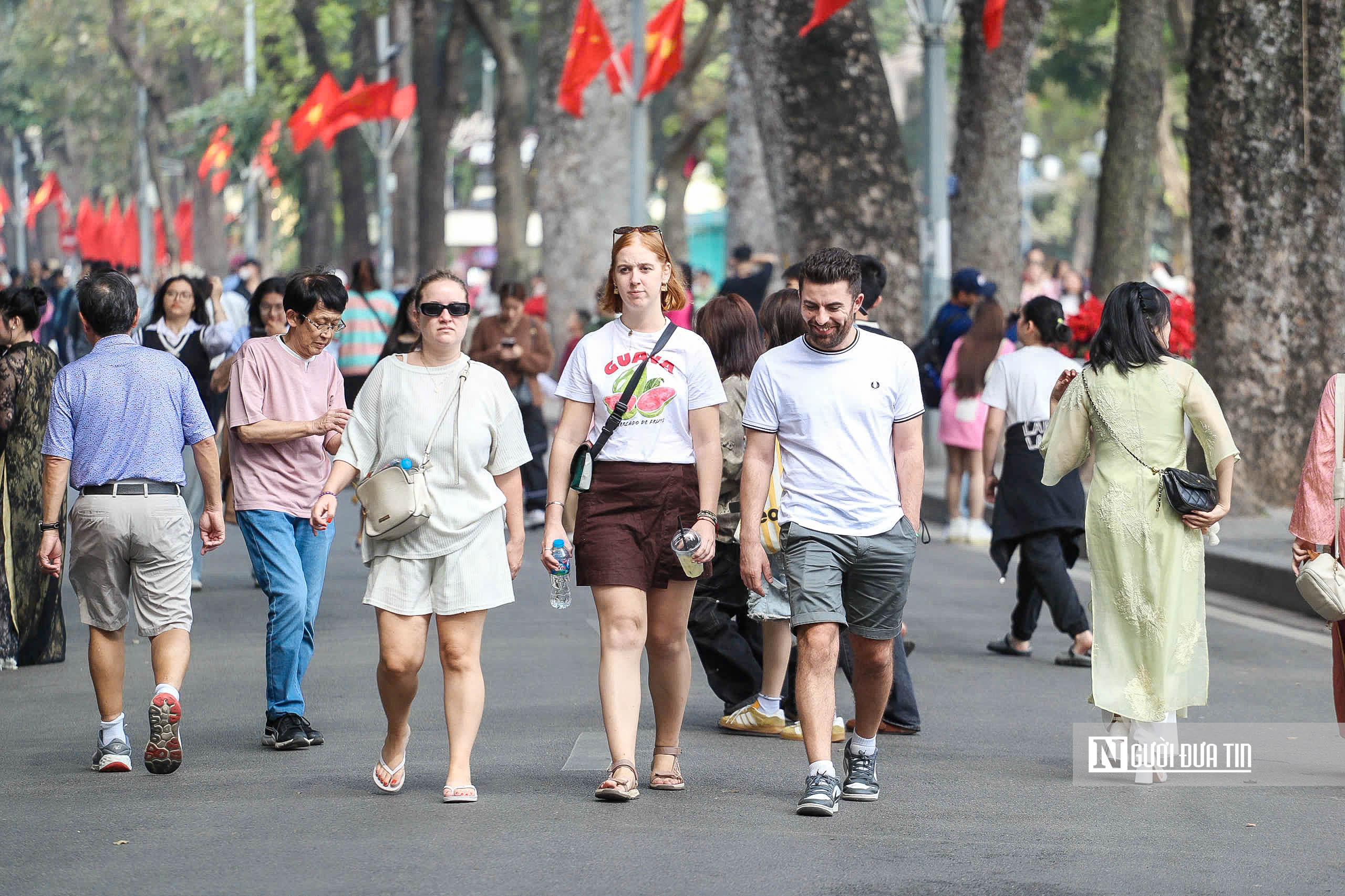 Người d&acirc;n diện &aacute;o d&agrave;i đổ về hồ Gươm ng&agrave;y đầu năm 2026- Ảnh 3.