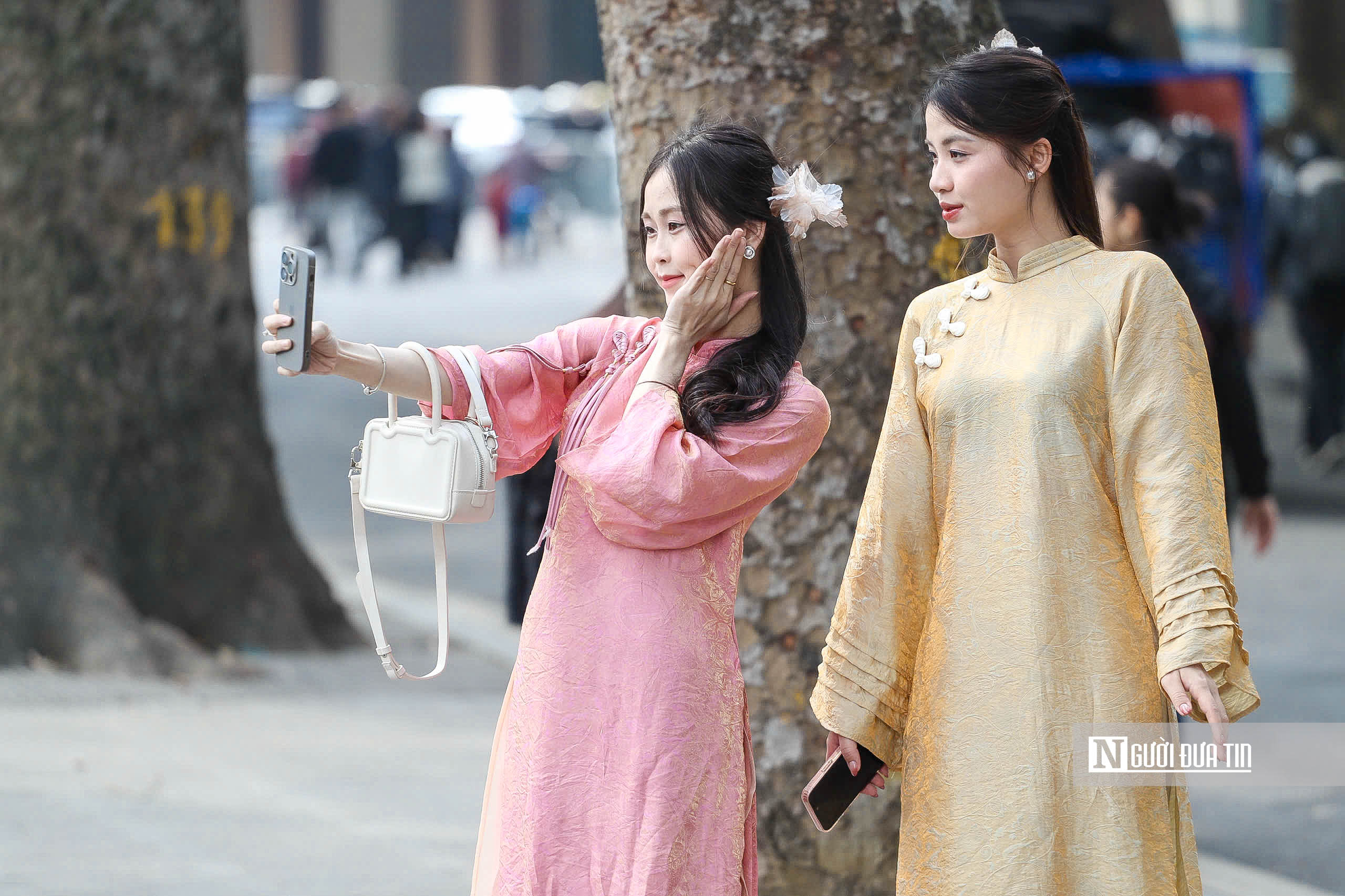 Người d&acirc;n diện &aacute;o d&agrave;i đổ về hồ Gươm ng&agrave;y đầu năm 2026- Ảnh 10.