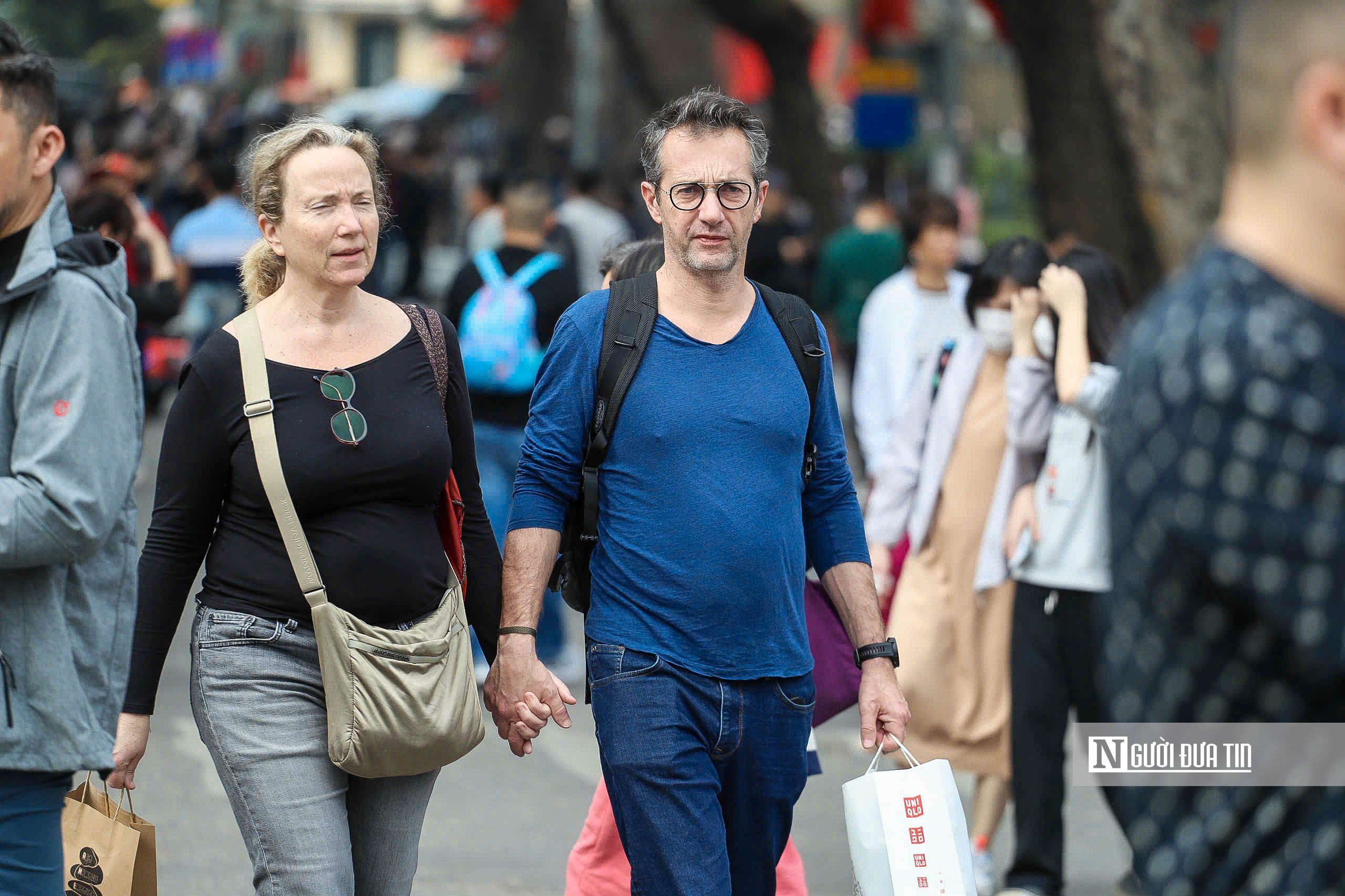 Người d&acirc;n diện &aacute;o d&agrave;i đổ về hồ Gươm ng&agrave;y đầu năm 2026- Ảnh 11.