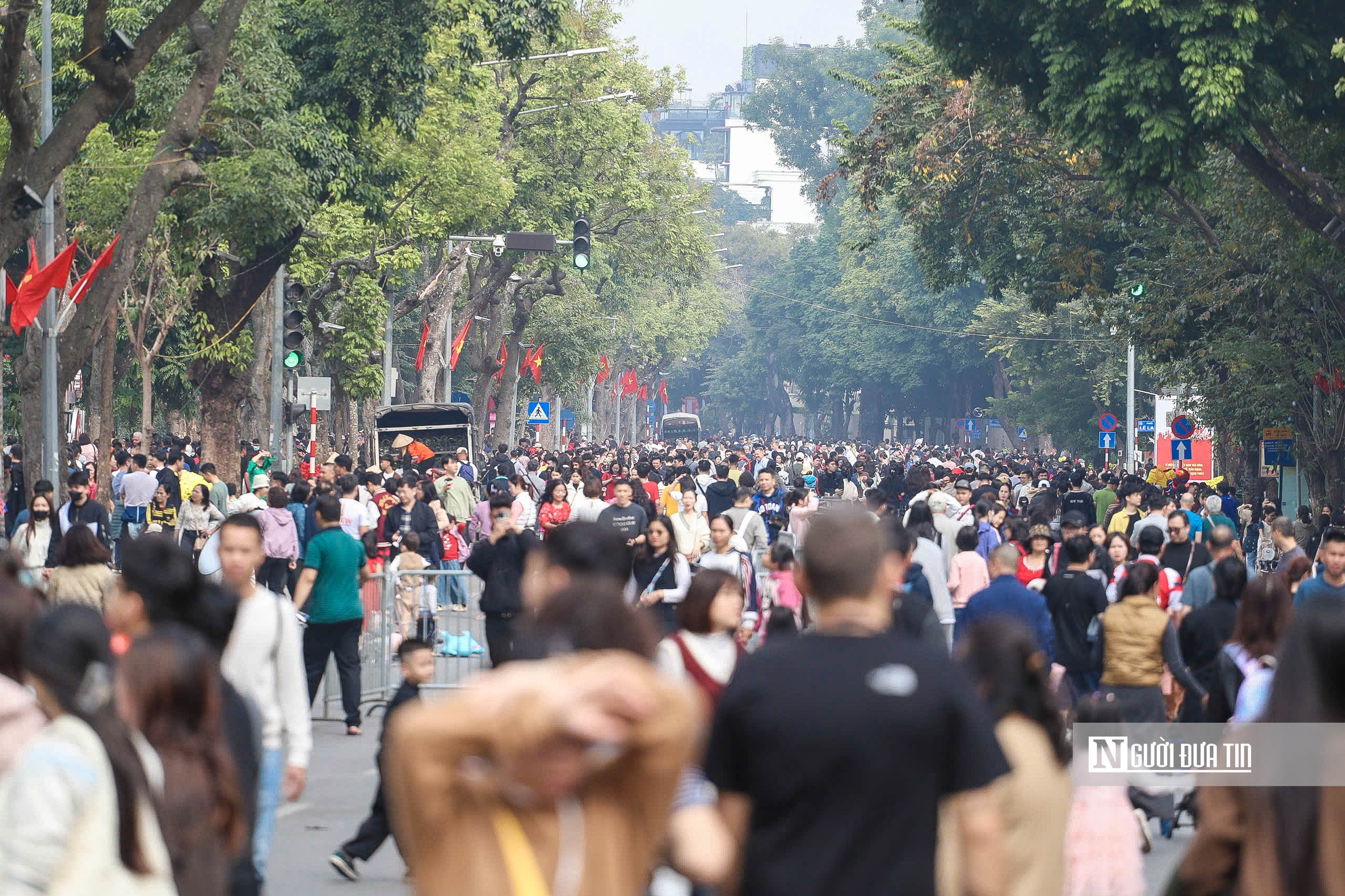 Người d&acirc;n diện &aacute;o d&agrave;i đổ về hồ Gươm ng&agrave;y đầu năm 2026- Ảnh 14.