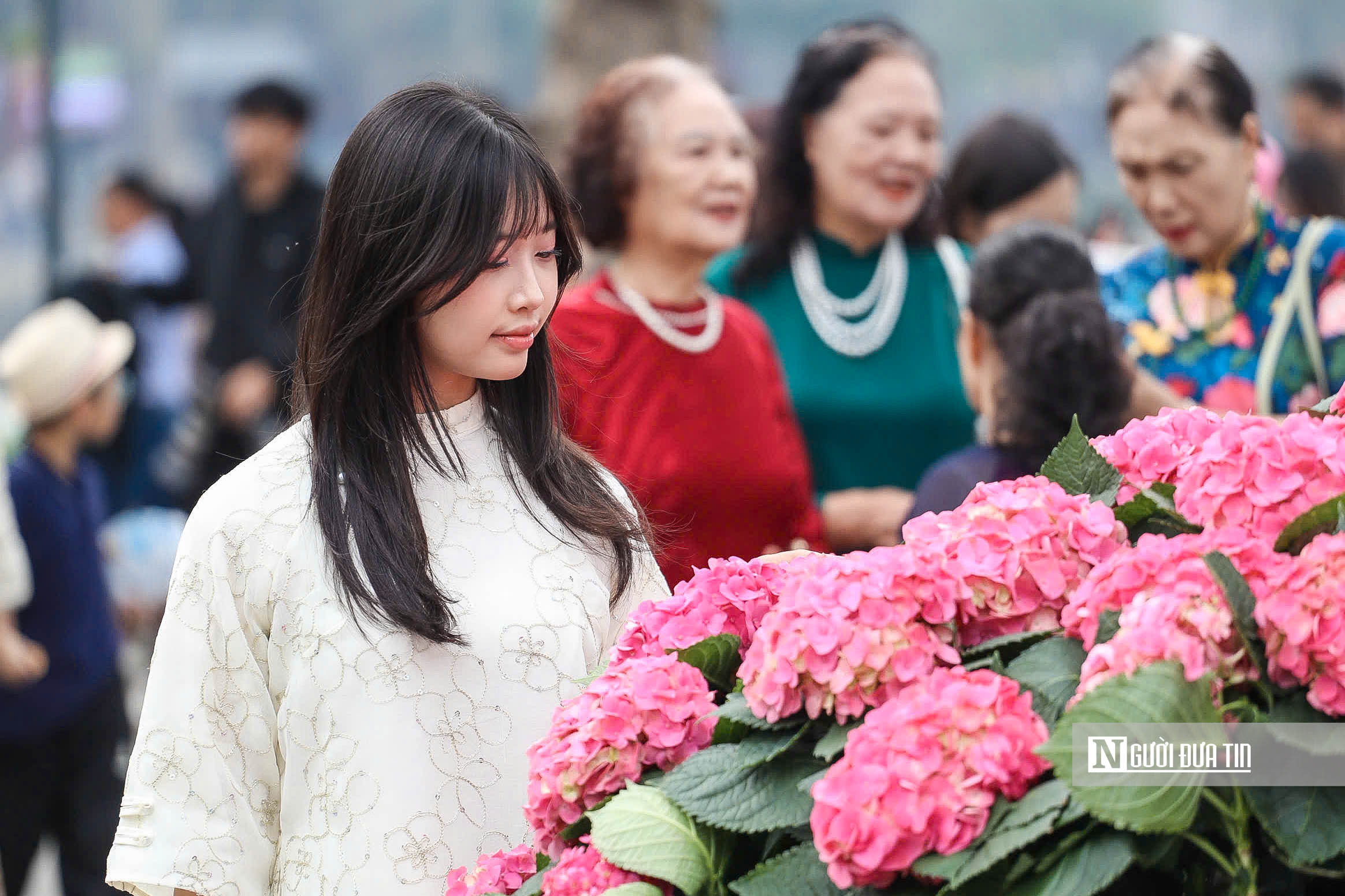 Người d&acirc;n diện &aacute;o d&agrave;i đổ về hồ Gươm ng&agrave;y đầu năm 2026- Ảnh 9.