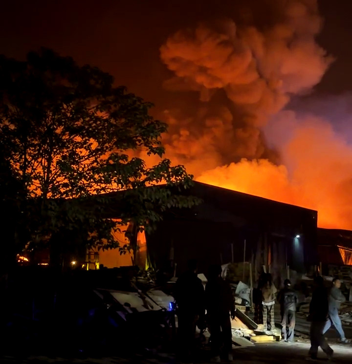 Cháy dữ dội xưởng gỗ pallet, cột khói đen bốc cao hàng chục mét - Ảnh 7.