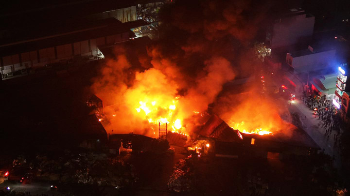 Cháy dữ dội xưởng gỗ pallet, cột khói đen bốc cao hàng chục mét - Ảnh 4.