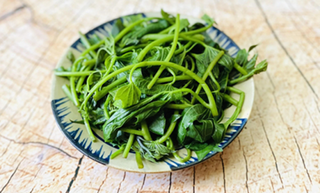 Đừng chỉ ăn củ, lá của cây này cũng là loại rau quý như "nhân sâm người nghèo", hễ ra chợ là thấy - Ảnh 3.