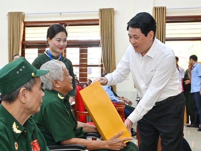 Chủ tịch nước tặng qu&agrave; người c&oacute; c&ocirc;ng dịp Tết Nguy&ecirc;n đ&aacute;n B&iacute;nh Ngọ 2026- Ảnh 1.