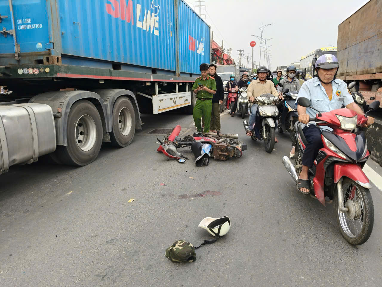 Thiếu t&aacute; PCCC dừng xe giữa quốc lộ cứu người nguy kịch trong &lsquo;giờ v&agrave;ng' - Ảnh 1.