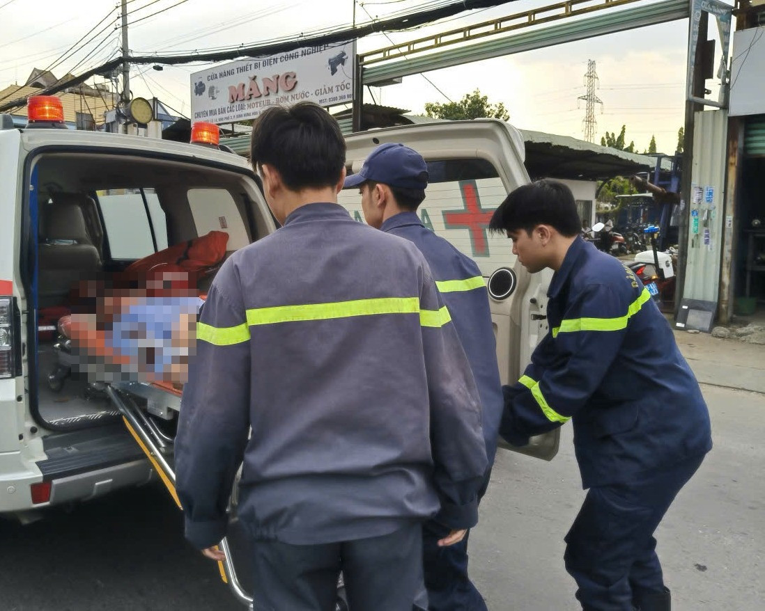 Thiếu t&aacute; PCCC dừng xe giữa quốc lộ cứu người nguy kịch trong &lsquo;giờ v&agrave;ng' - Ảnh 2.