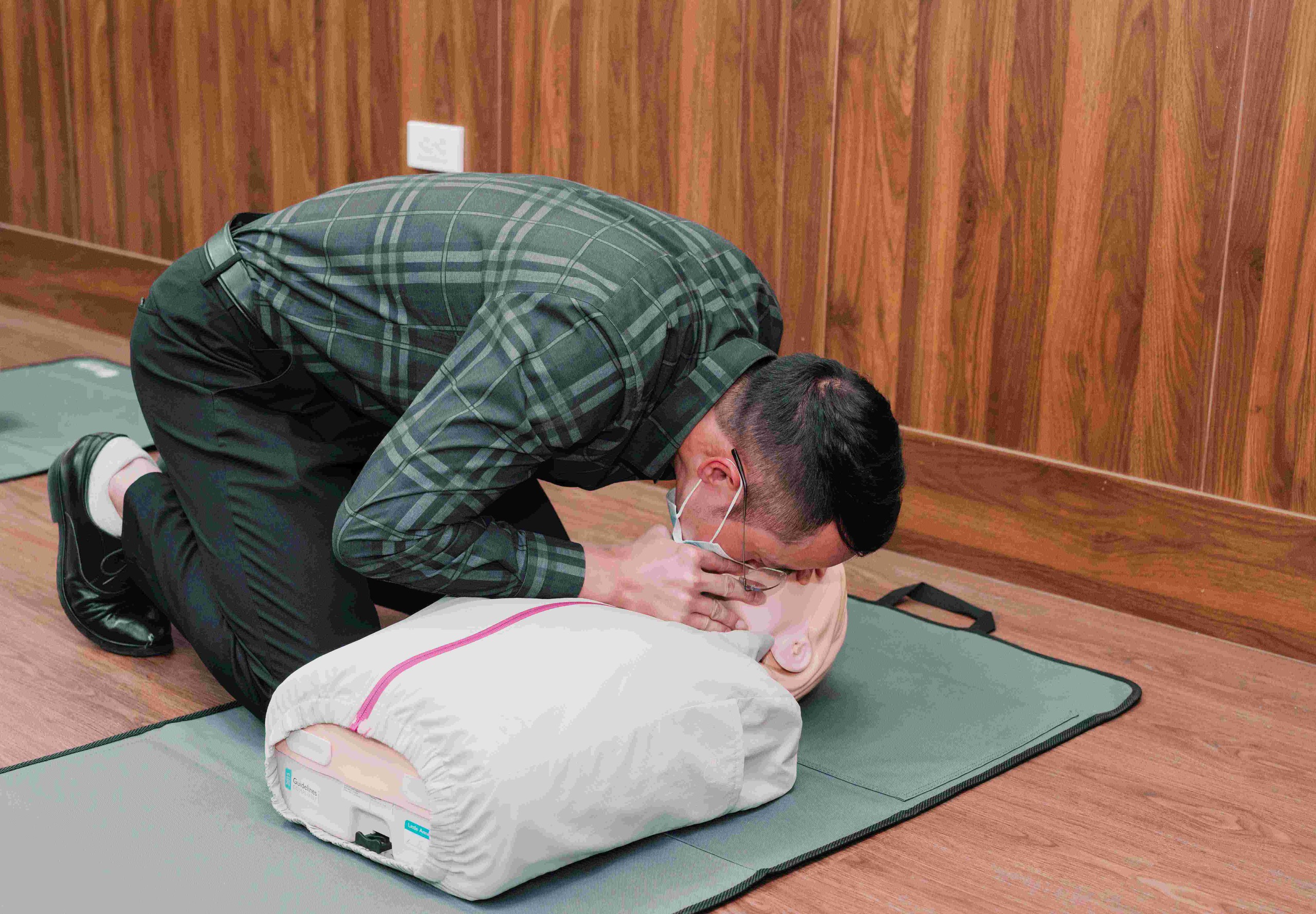 Vingroup phối hợp cùng Bộ Y tế triển khai chuỗi tập huấn sơ cấp cứu cộng đồng, gia tăng cơ hội sống cho người bệnh - Ảnh 1.