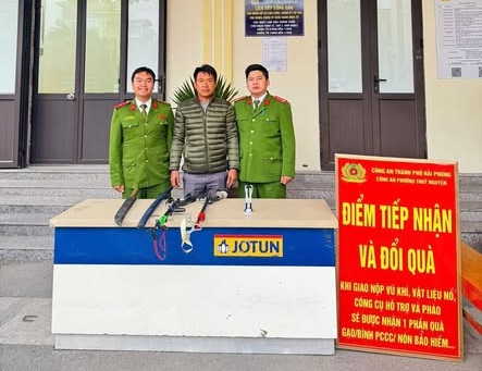 Hải Phòng: Người dân giao nộp súng K54, súng hoa cải và hàng trăm vũ khí các loại- Ảnh 2. Hải Phòng: Người dân giao nộp súng K54, súng hoa cải và hàng trăm vũ khí các loại- Ảnh 2.