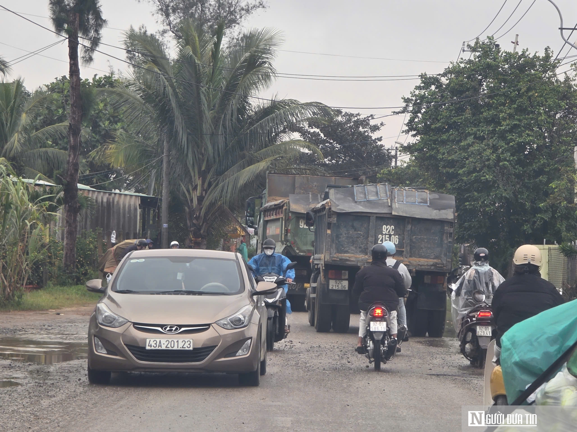Đà Nẵng: Đường tỉnh oằn mình gánh xe tải nặng, lo mấtban toàn giao thông- Ảnh 2.
