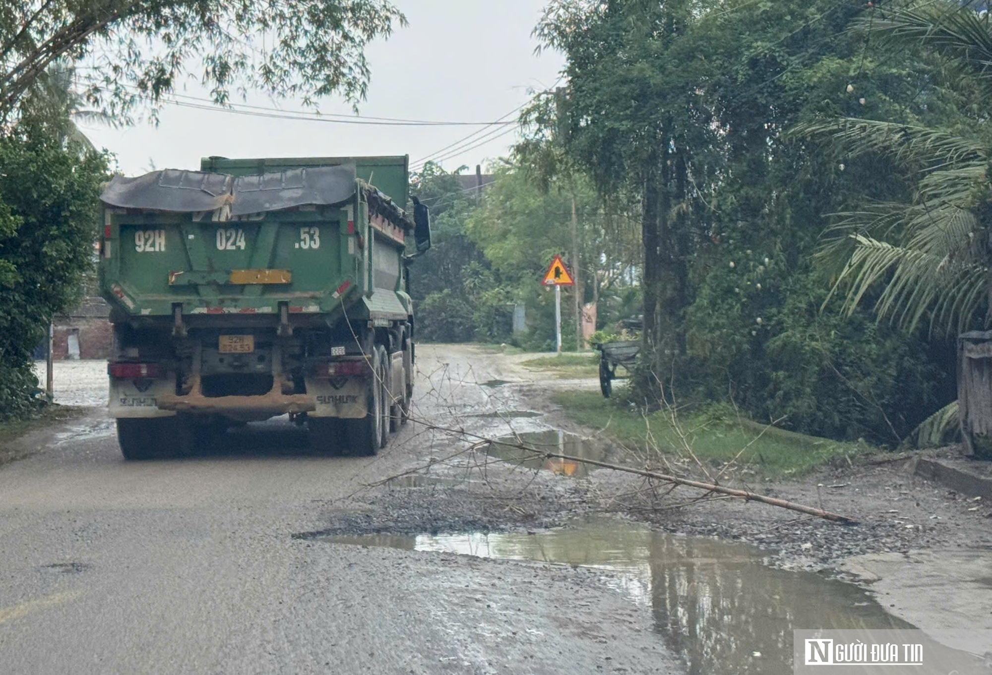 Đà Nẵng: Đường tỉnh oằn mình gánh xe tải nặng, lo mấtban toàn giao thông- Ảnh 3.